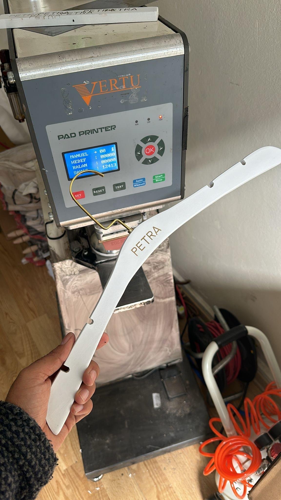 200 Adet Ahşap Gelinlik Askısı Barlı Gold Amerikan Kanca Logolu Kıyafet Askısı ve Gold Tampon Baskı