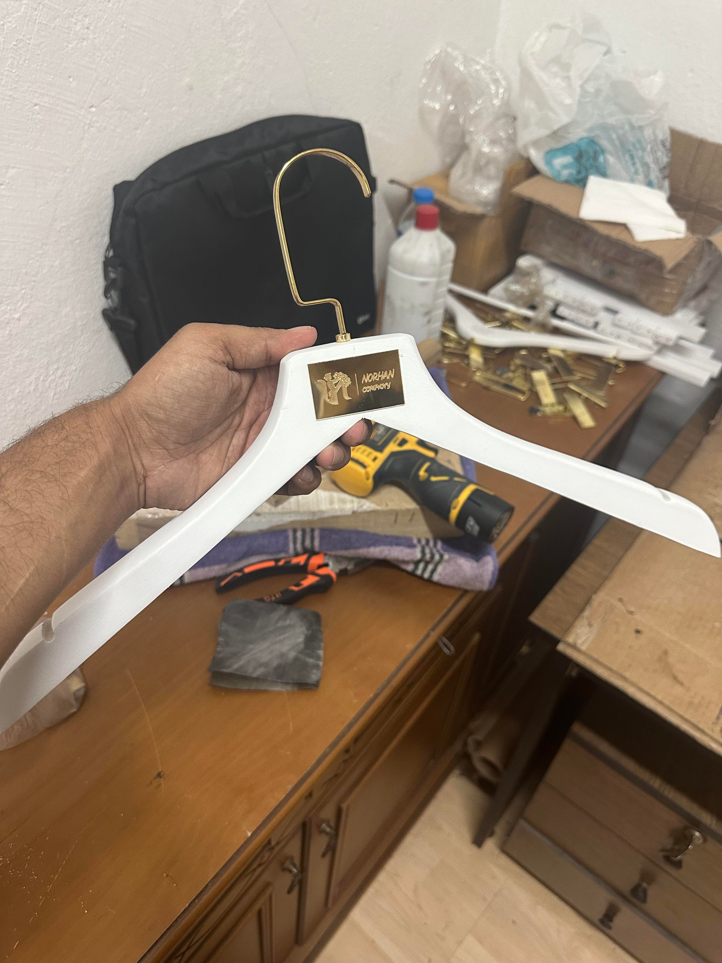 200 adet beyaz elbise askısı, 100 adet beyaz etek askısı, 50 adet 3 cm beyaz kaban askısı gold amerikan kanca gold plaka