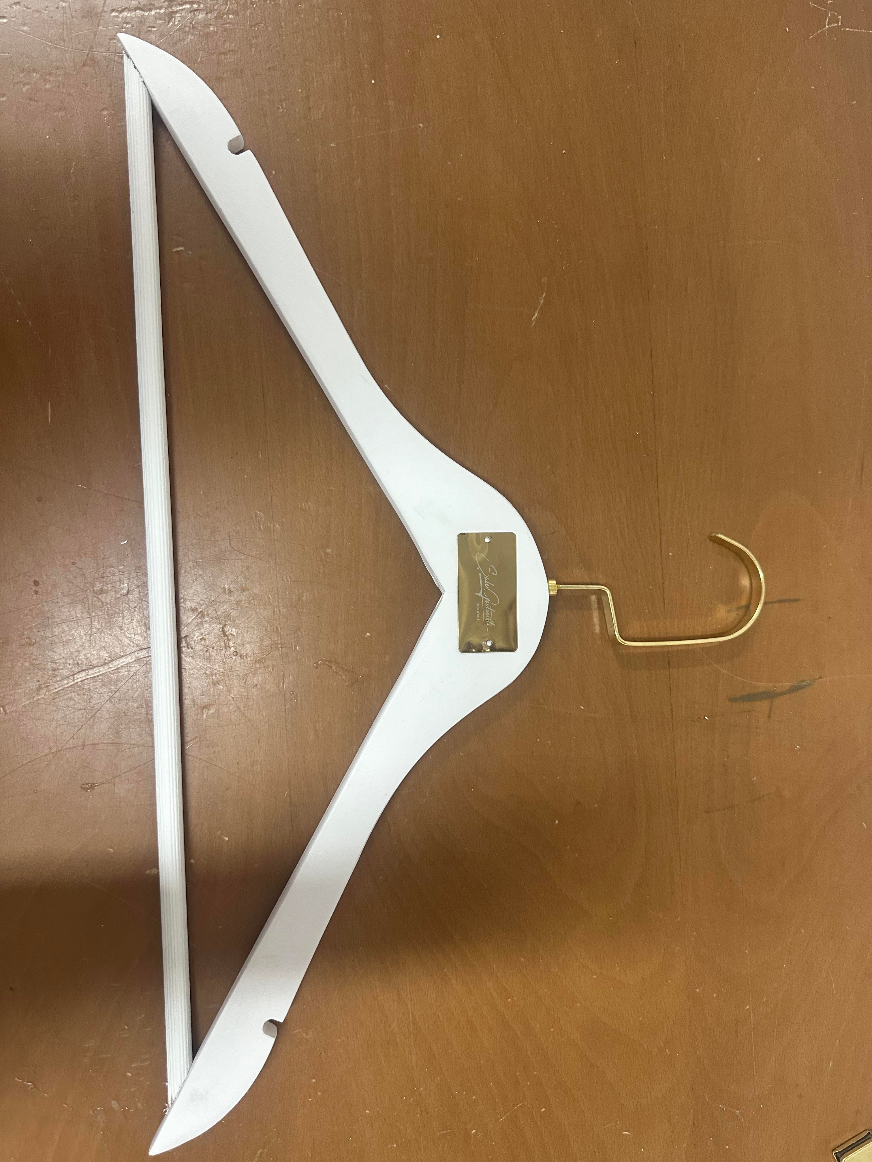 200 adet beyaz elbise askısı, 100 adet beyaz etek askısı, 50 adet 3 cm beyaz kaban askısı gold amerikan kanca gold plaka
