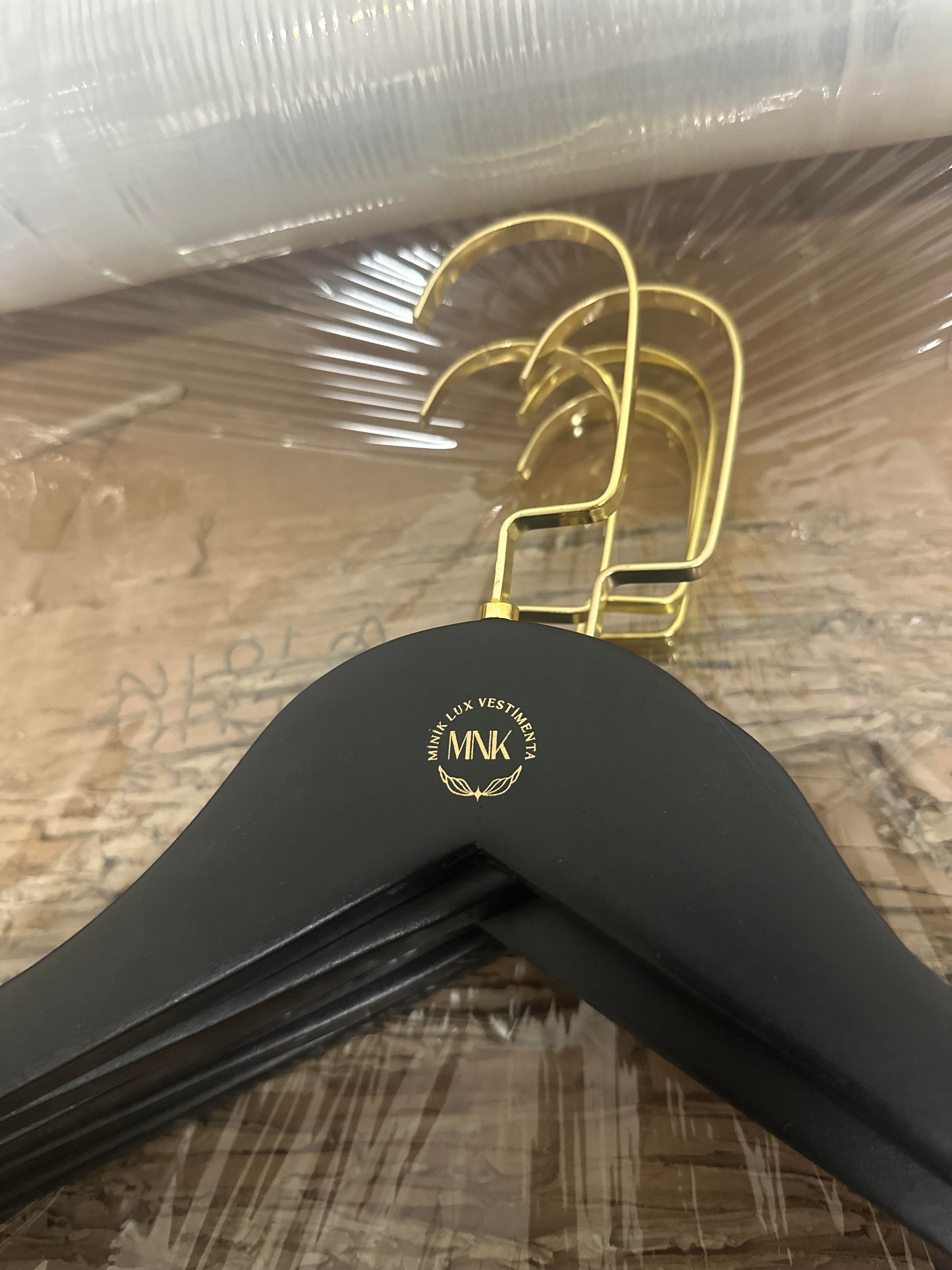 300 Adet Siyah Ahşap Elbise Askısı Barlı Gold Amerikan Kanca Logolu Kıyafet Askısı ve Gold Tampon Baskı