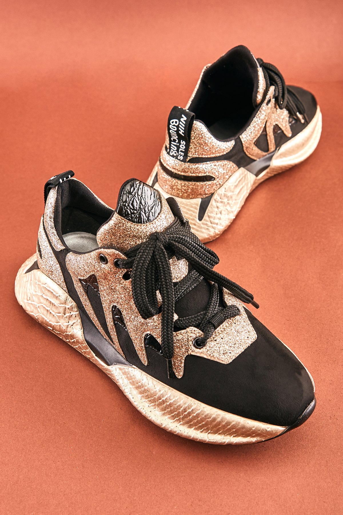 siyahaltin-simli-kadin-sneaker