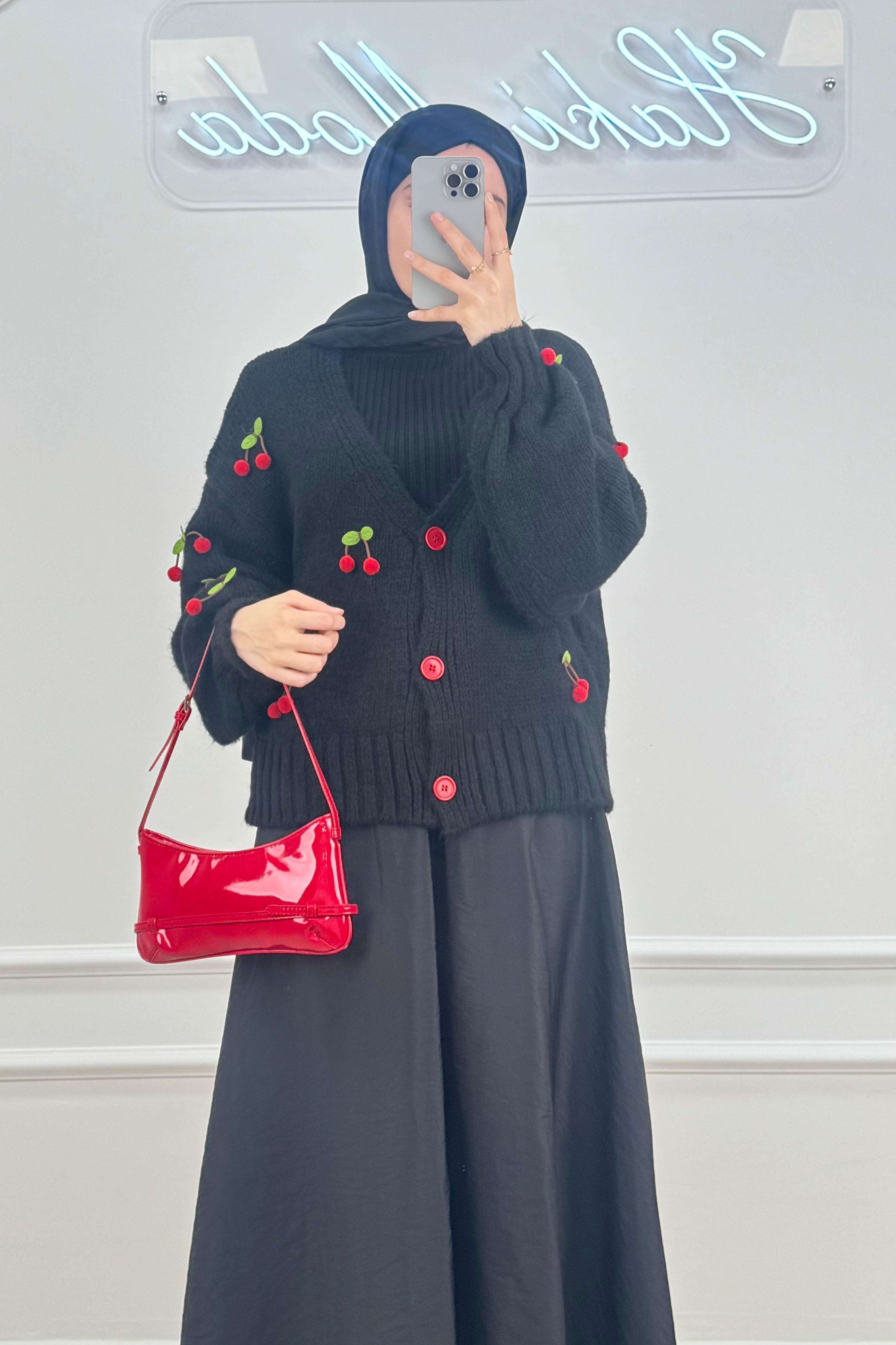 Kiraz Detaylı Siyah HırkaHM1318