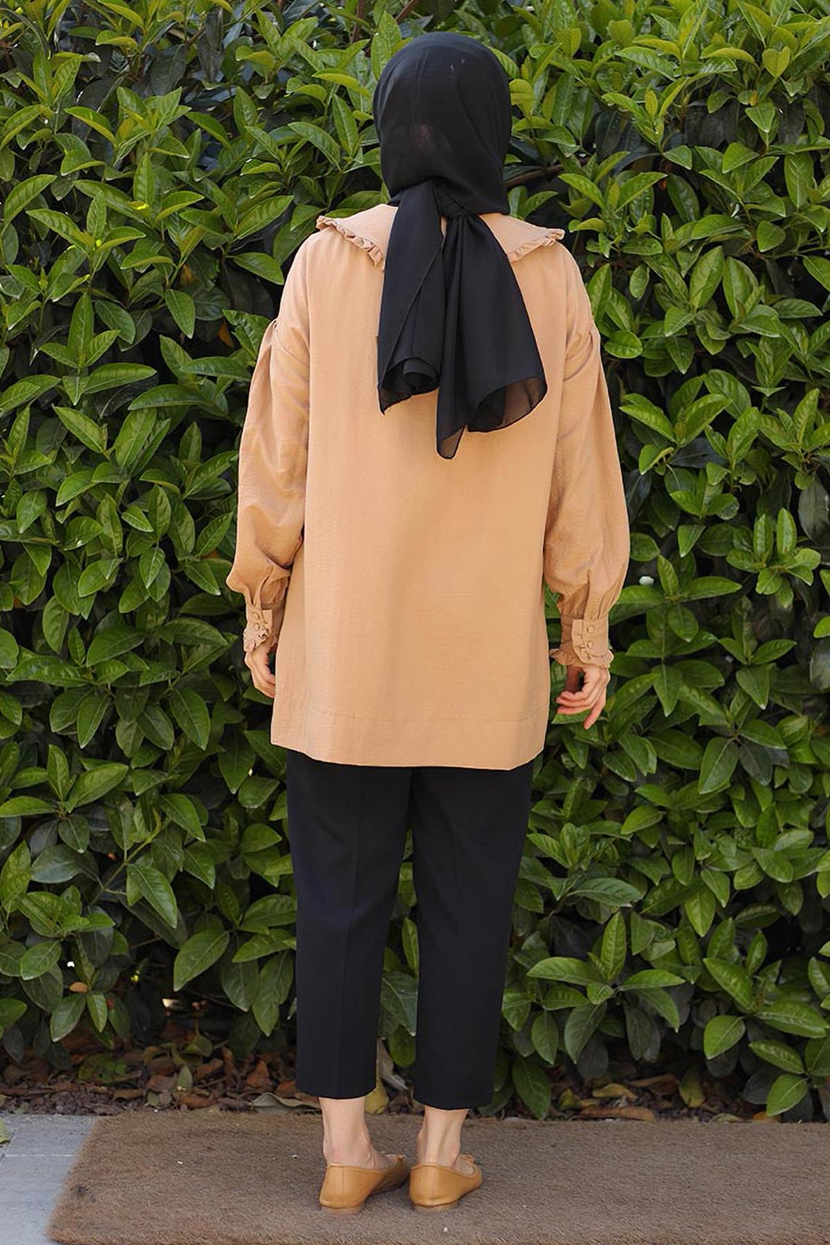 Tesettür Fırfır Detaylı Yarım Düğmeli Tunik CamelHM69038