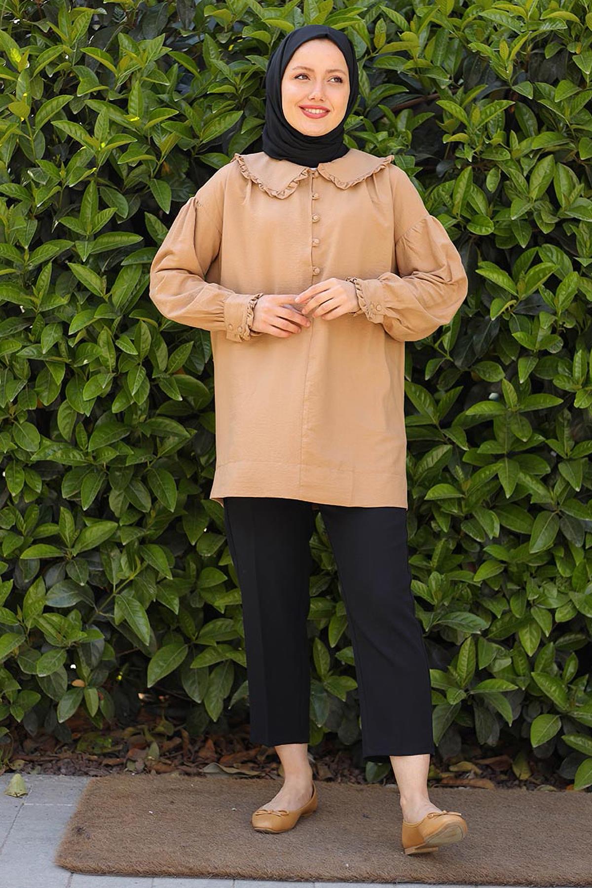 Tesettür Fırfır Detaylı Yarım Düğmeli Tunik CamelHM69038