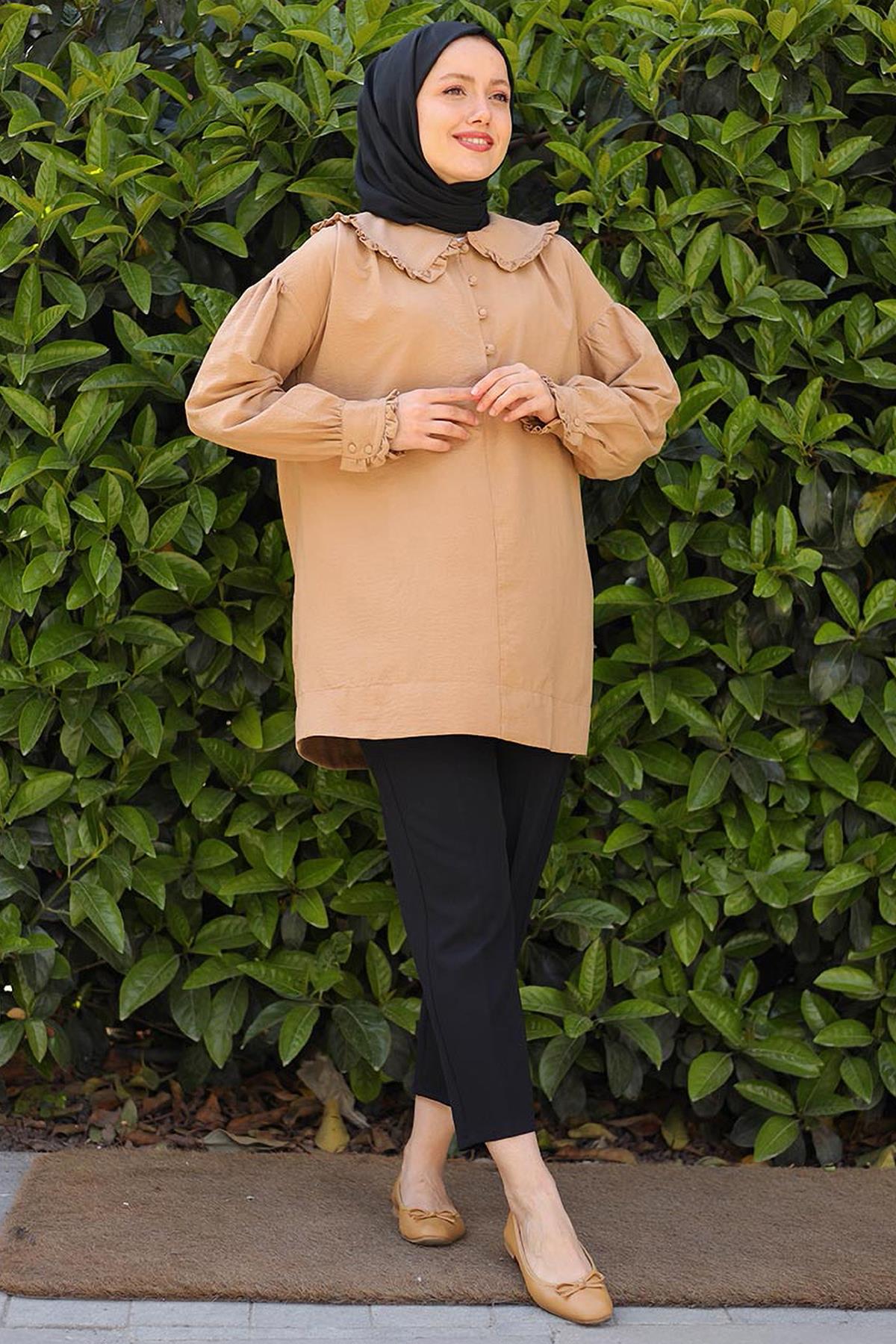 Tesettür Fırfır Detaylı Yarım Düğmeli Tunik CamelHM69038