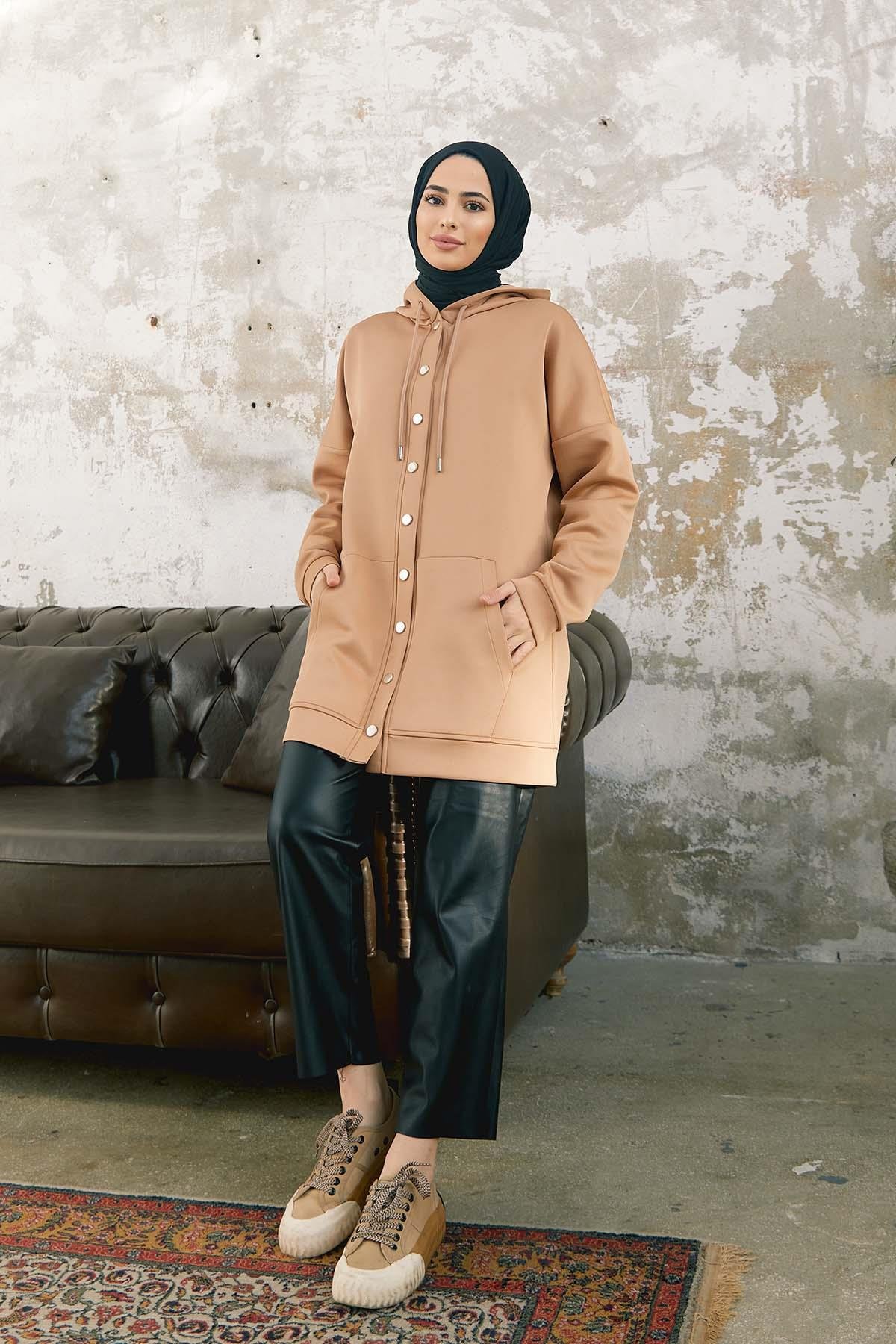 Tesettür Kapşonlu Çıtçıtlı Trenç CamelHM4064