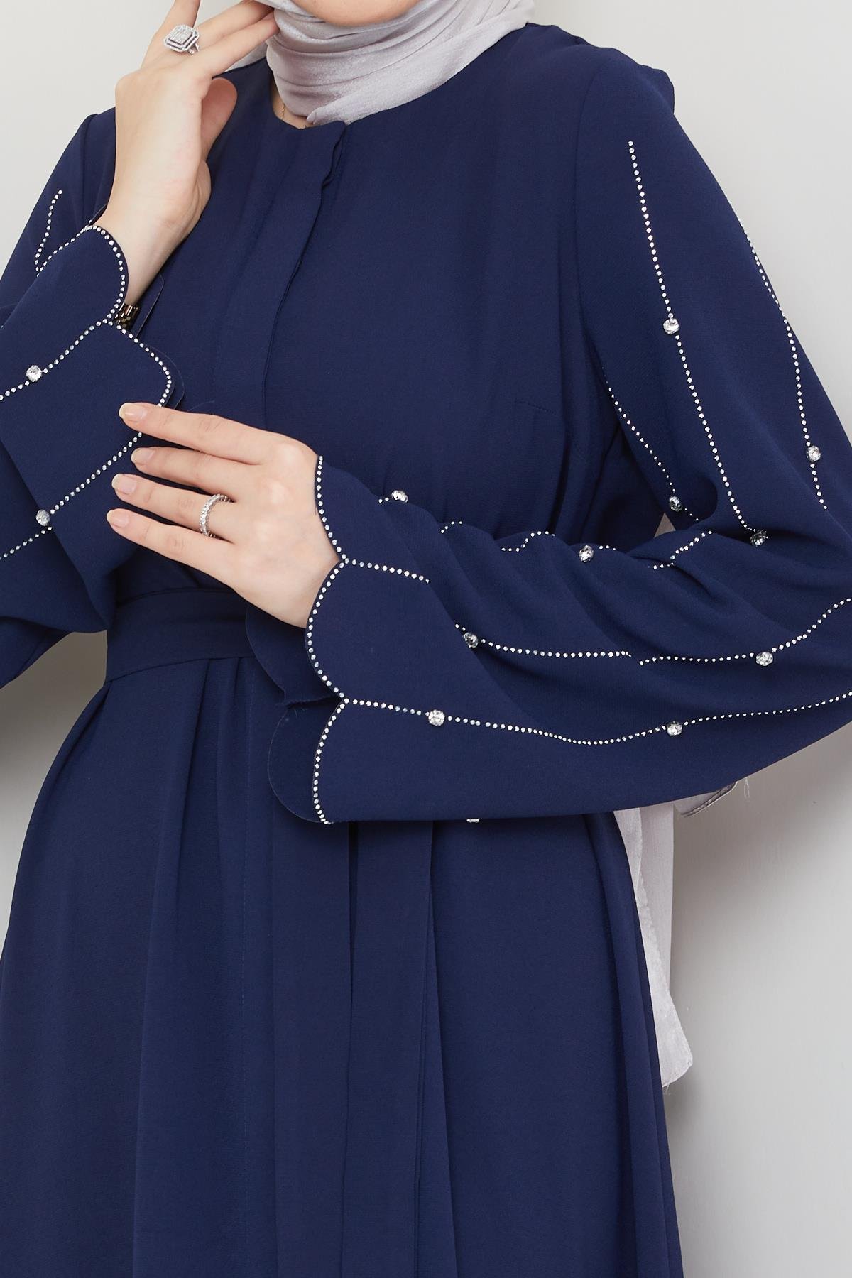Tesettür Kolları Taş Süslemeli, Düğmeli Krep Elbise LacivertHM4191-1