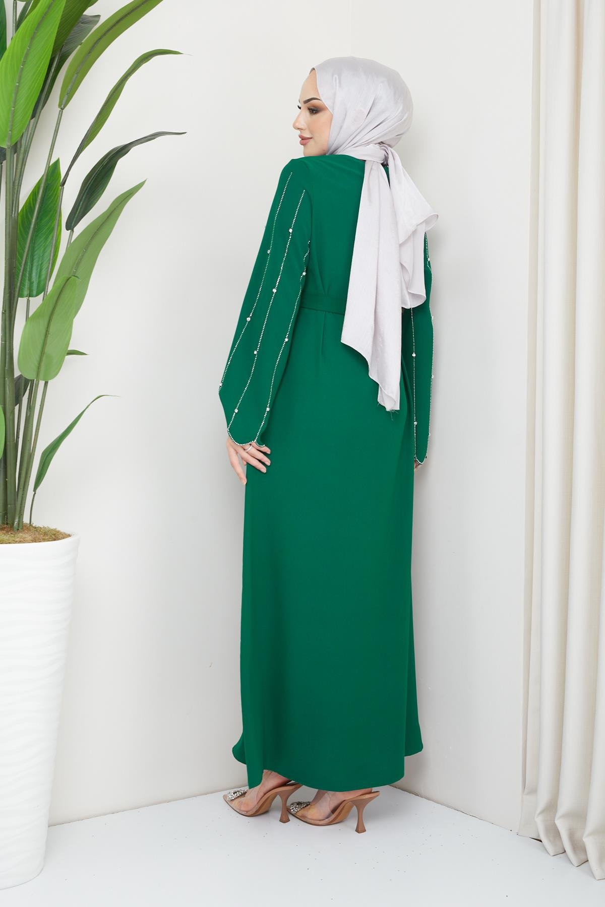 Tesettür Kolları Taş Süslemeli, Düğmeli Krep Elbise Zümrüt YeşiliHM4191-1