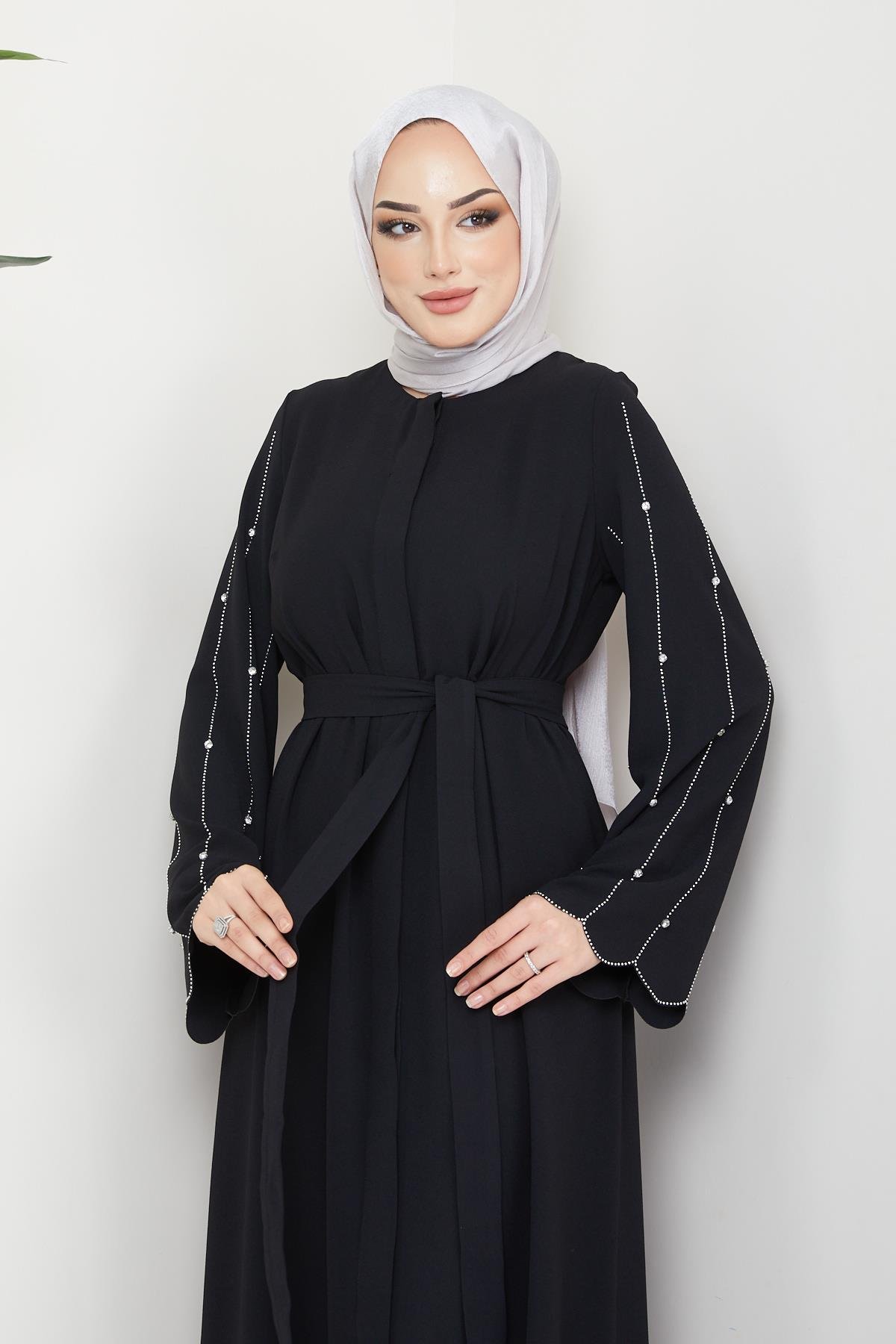 Tesettür Kolları Taş Süslemeli, Düğmeli Krep Elbise SiyahHM4191-1