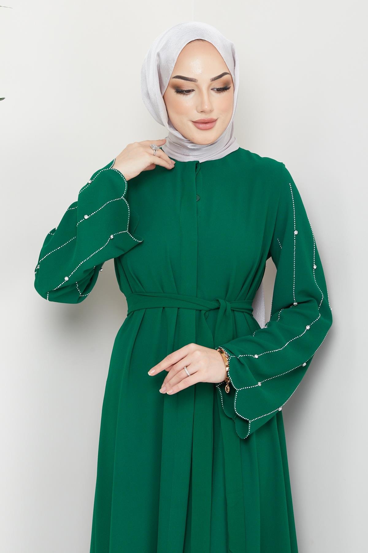 Tesettür Kolları Taş Süslemeli, Düğmeli Krep Elbise Zümrüt YeşiliHM4191-1