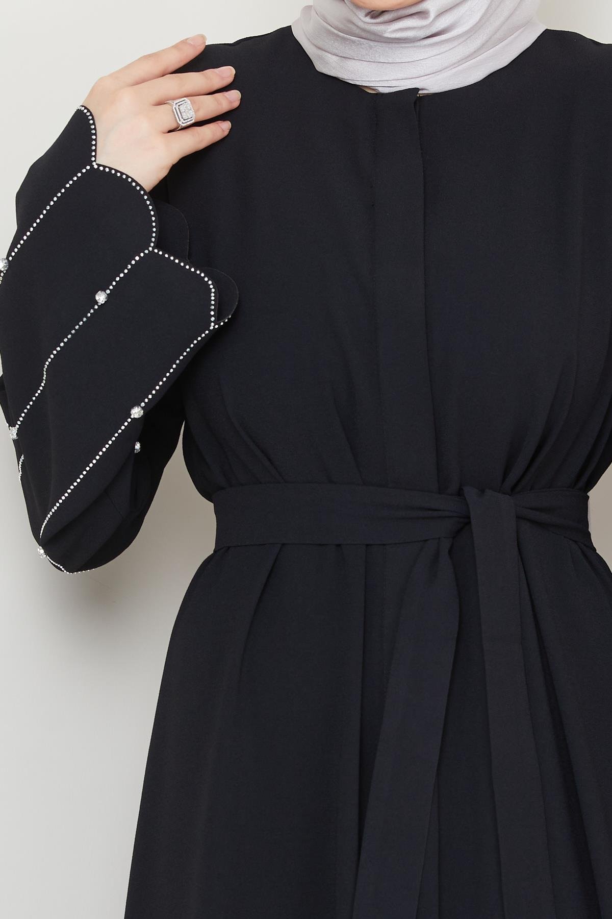Tesettür Kolları Taş Süslemeli, Düğmeli Krep Elbise SiyahHM4191-1