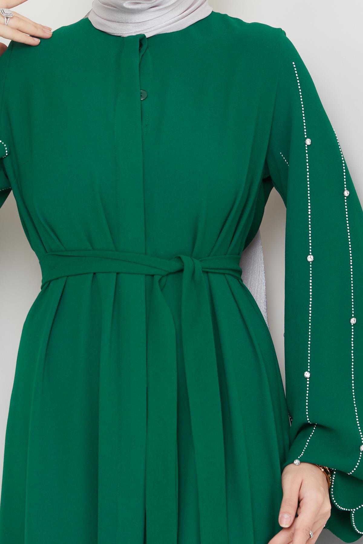 Tesettür Kolları Taş Süslemeli, Düğmeli Krep Elbise Zümrüt YeşiliHM4191-1