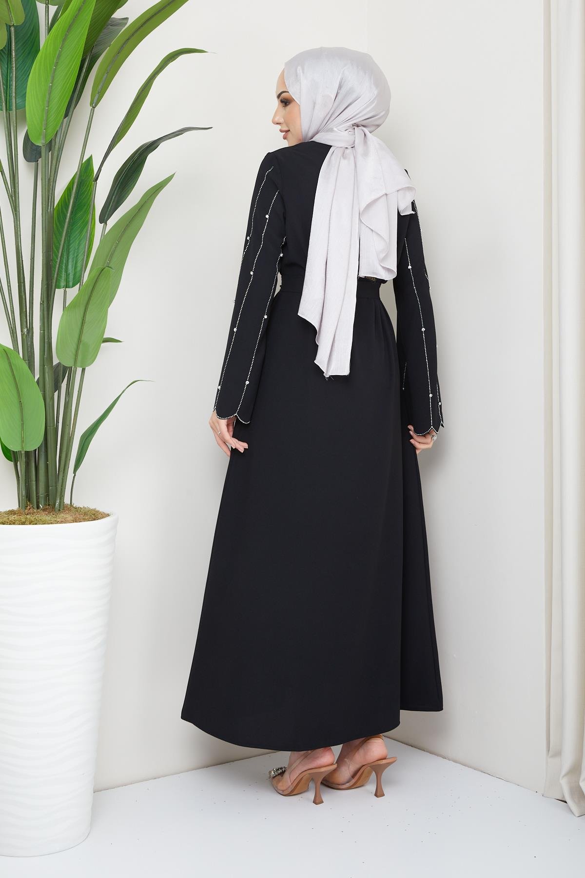 Tesettür Kolları Taş Süslemeli, Düğmeli Krep Elbise SiyahHM4191-1