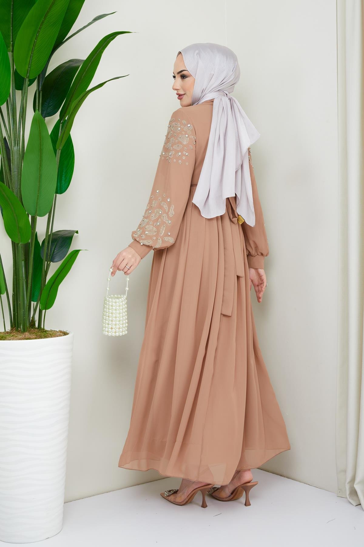 Tesettür Kruvaze Pilise, Kolları Taşlı Şifon Abiye VizonHM4192