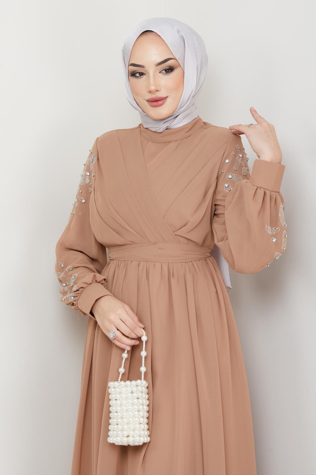 Tesettür Kruvaze Pilise, Kolları Taşlı Şifon Abiye VizonHM4192