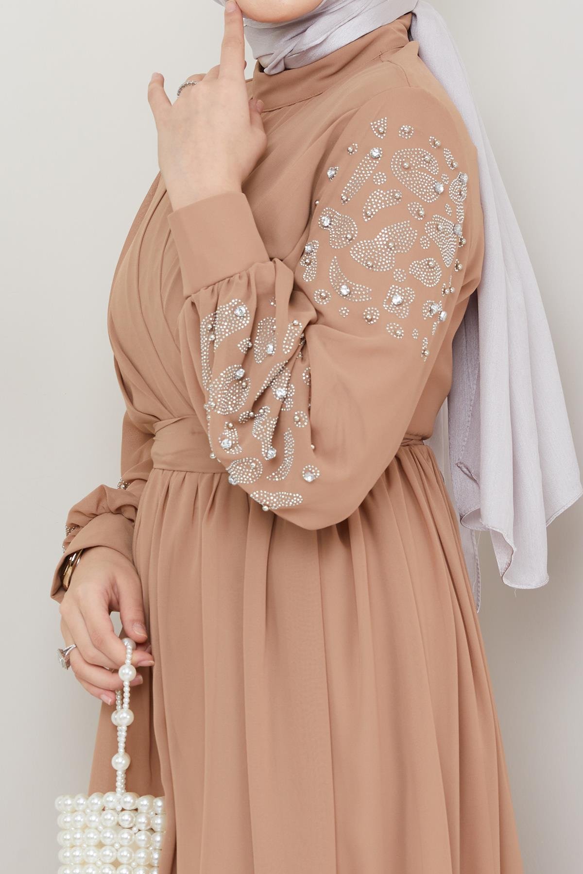 Tesettür Kruvaze Pilise, Kolları Taşlı Şifon Abiye VizonHM4192