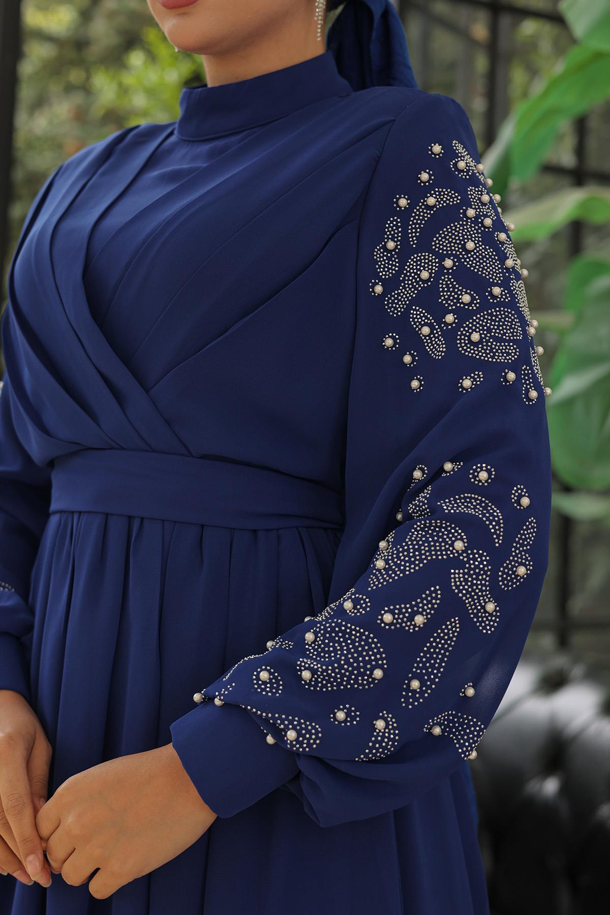 Tesettür Kruvaze Pilise, Kolları Taşlı Şifon Abiye Saks MavisiHM4192