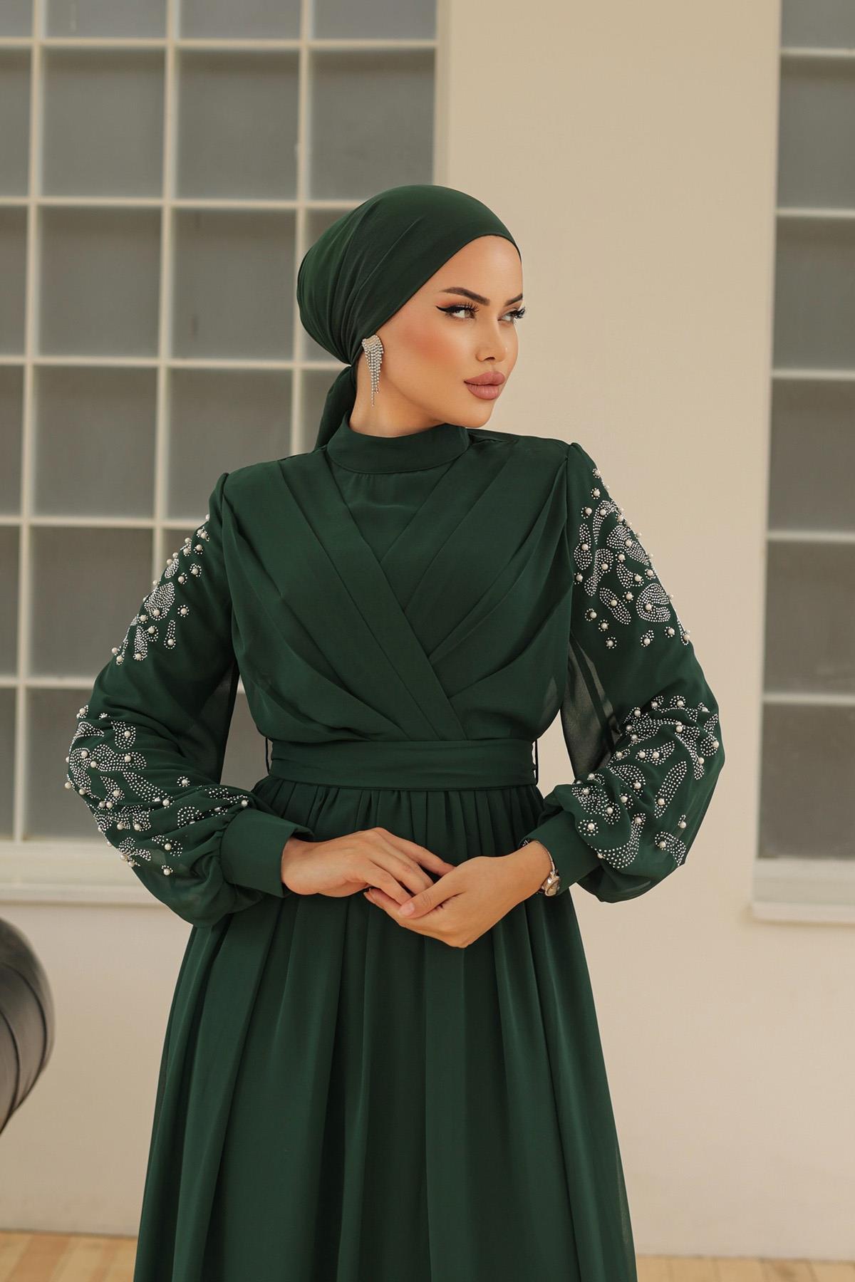 Tesettür Kruvaze Pilise, Kolları Taşlı Şifon Abiye Zümrüt YeşiliHM4192
