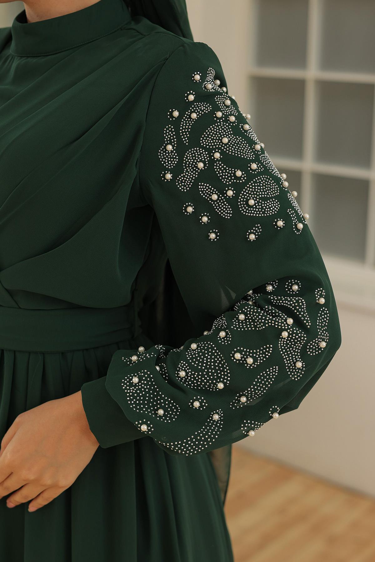 Tesettür Kruvaze Pilise, Kolları Taşlı Şifon Abiye Zümrüt YeşiliHM4192