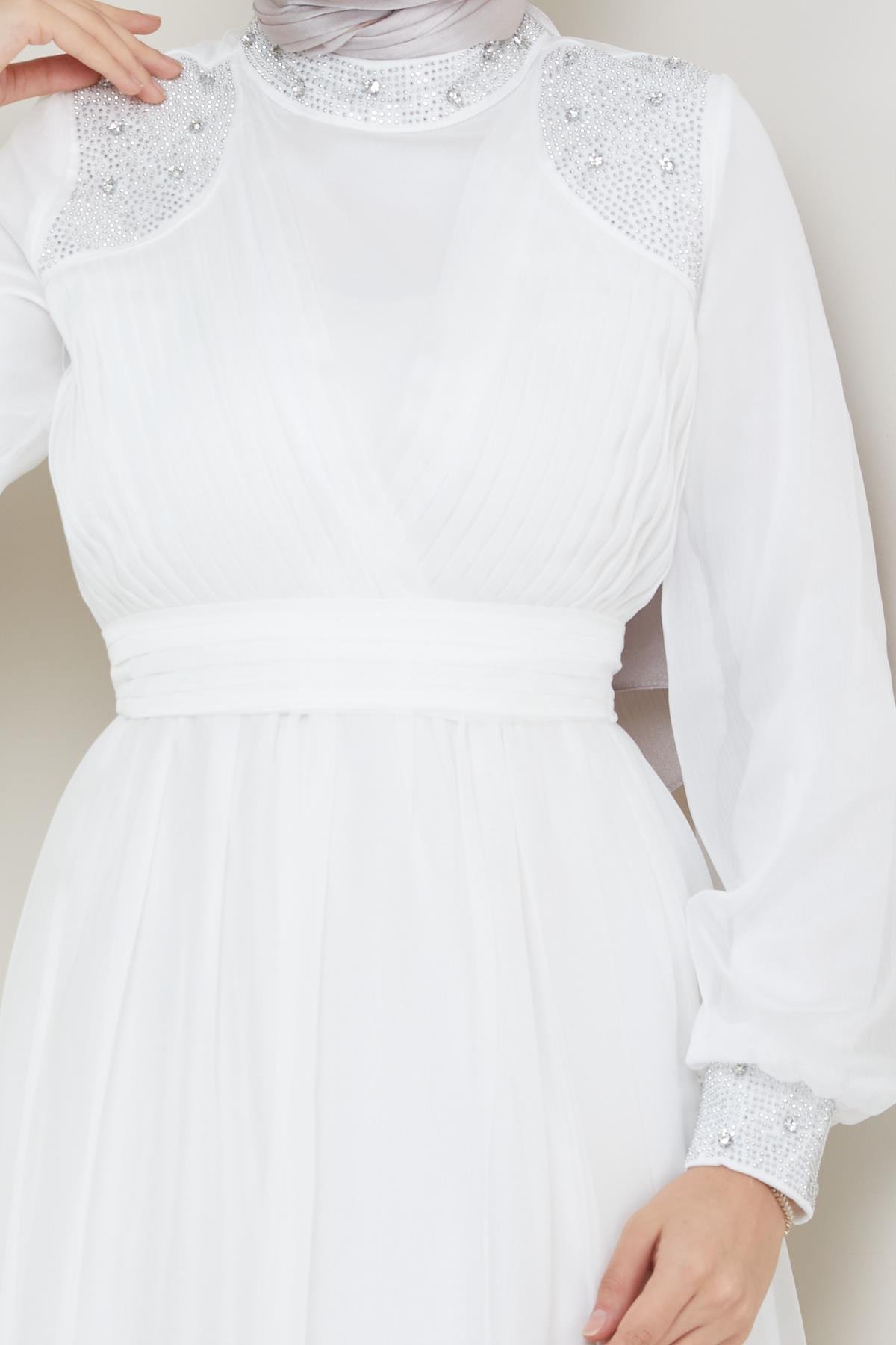 Tesettür Kruvaze Pilise, Omzu Taşlı Janjan Şifon Abiye BeyazHM4214