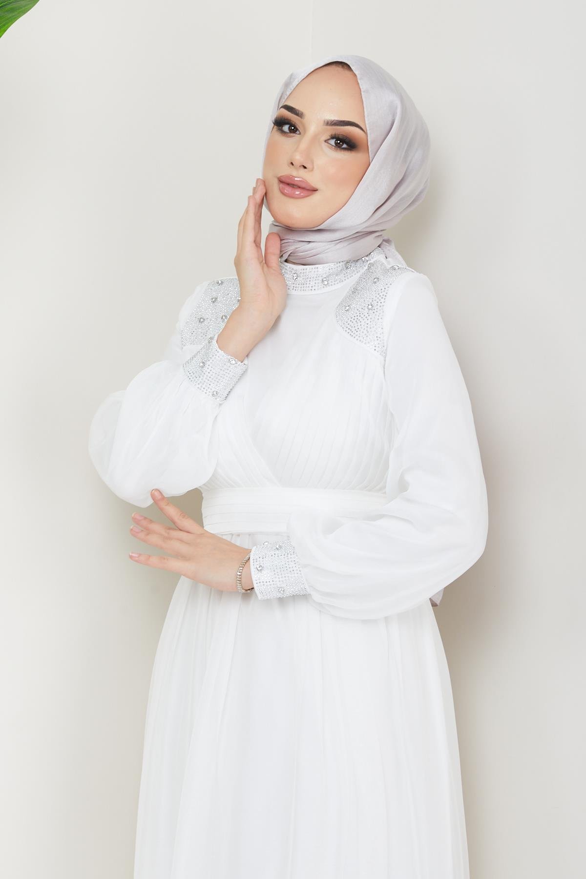 Tesettür Kruvaze Pilise, Omzu Taşlı Janjan Şifon Abiye BeyazHM4214