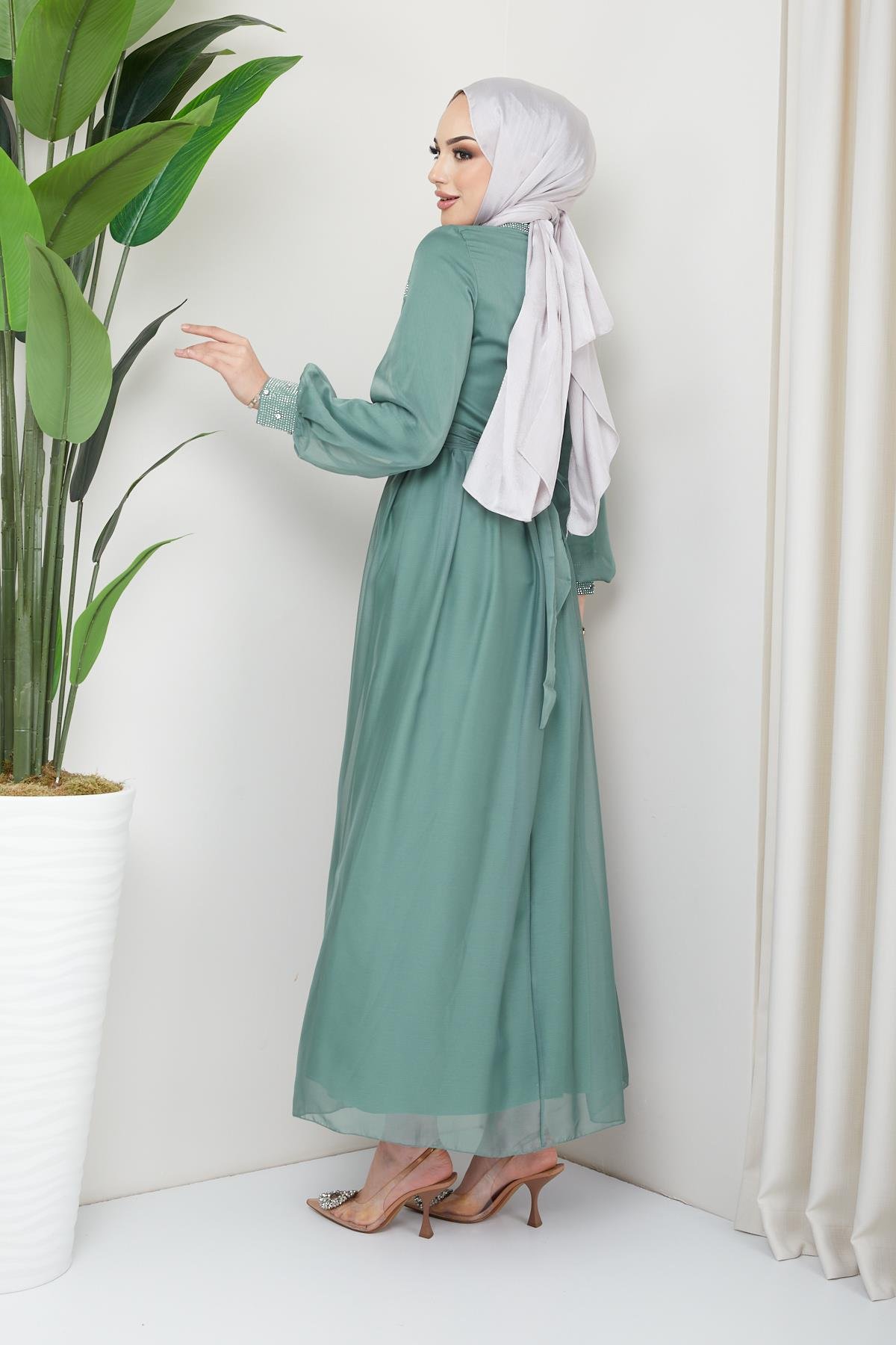 Tesettür Kruvaze Pilise, Omzu Taşlı Janjan Şifon Abiye MintHM4214