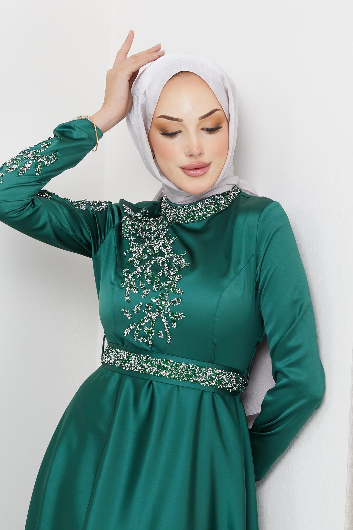 Tesettür Liya Meç Süslemeli Saten Abiye Zümrüt YeşiliHM2009
