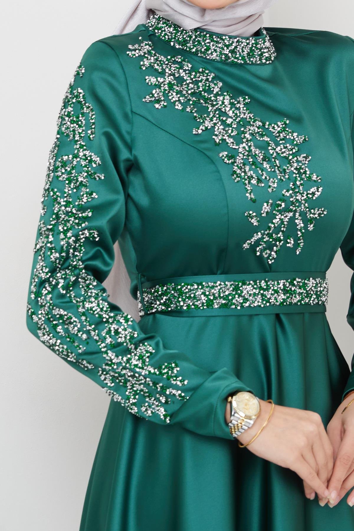 Tesettür Liya Meç Süslemeli Saten Abiye Zümrüt YeşiliHM2009