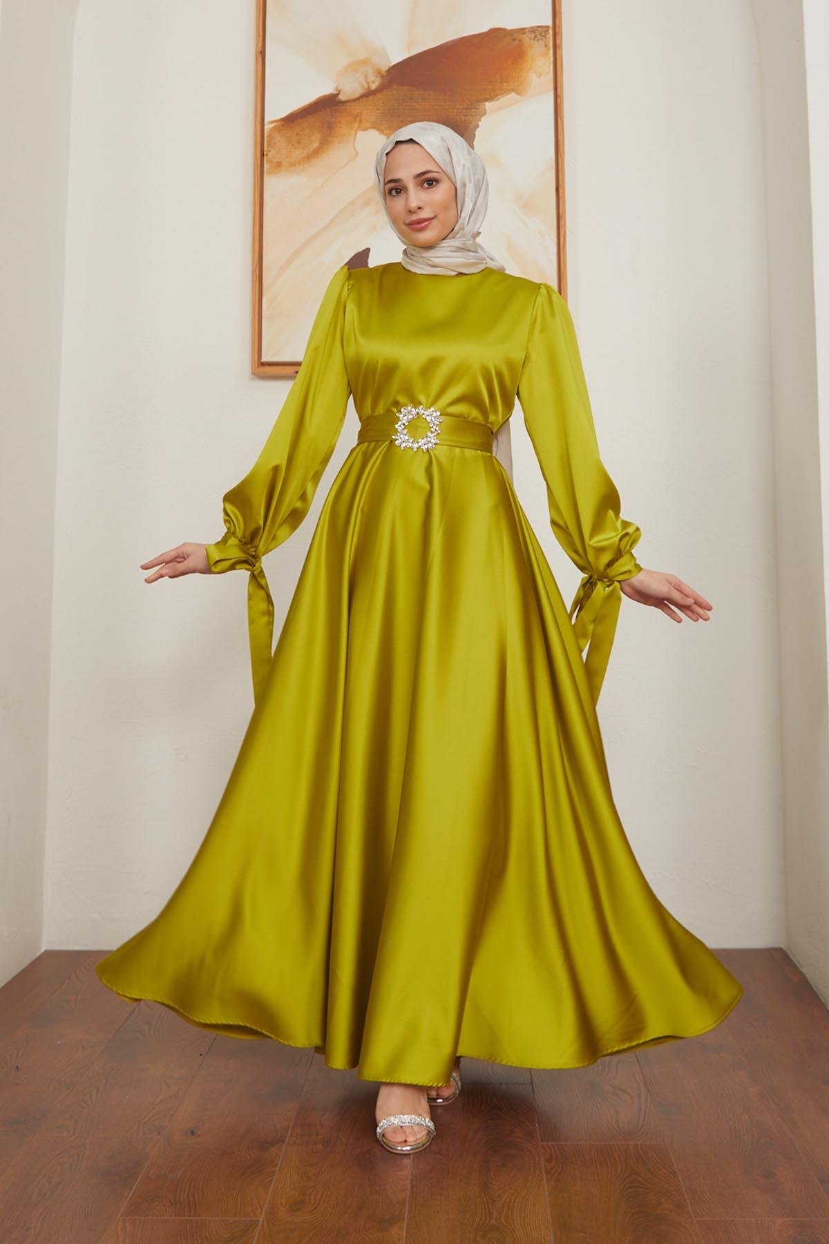 Tesettür Manşeti Bağcıklı Kemeri Taşlı Saten Abiye Yağ YeşiliHM4133-1