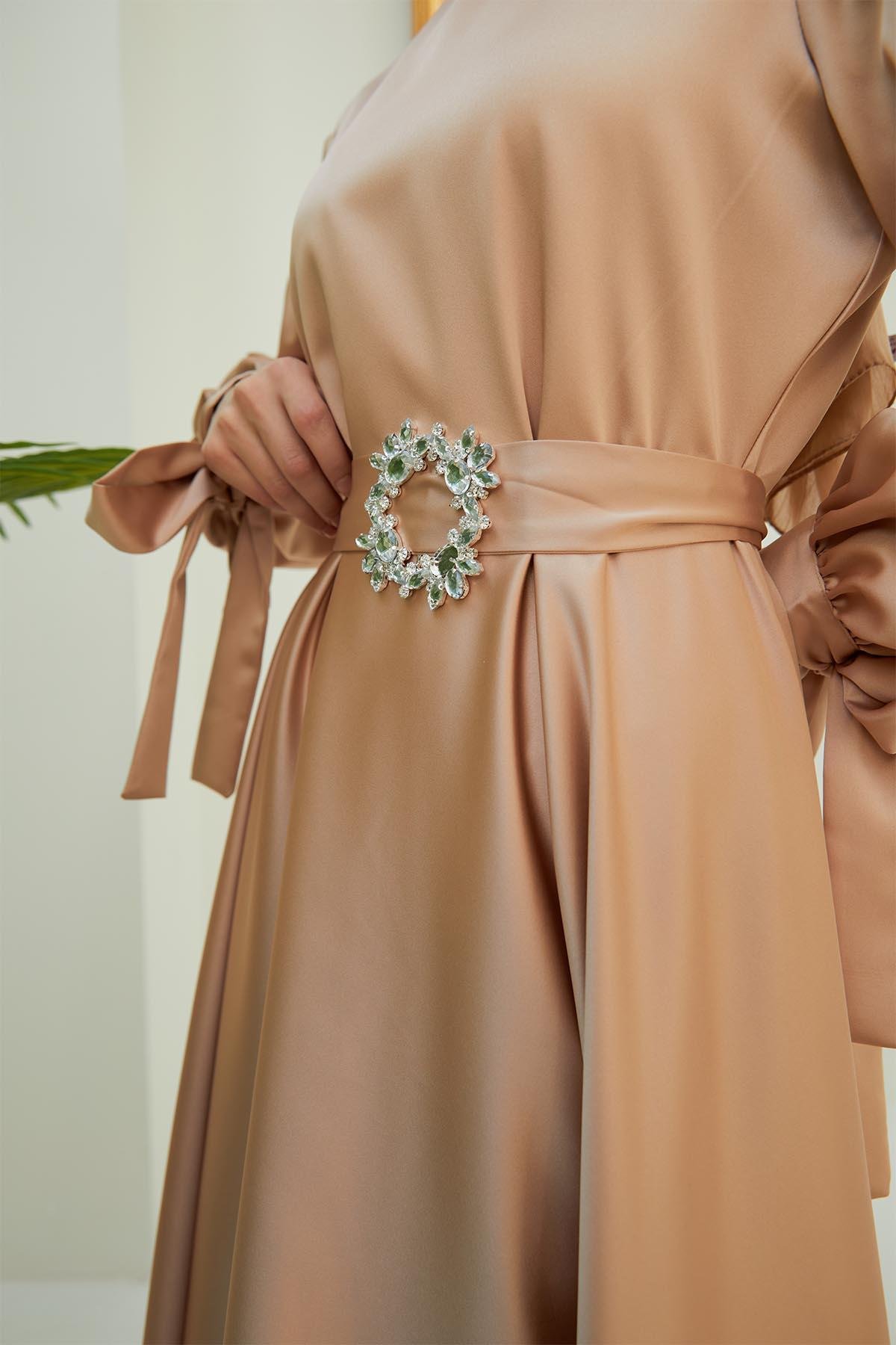 Tesettür Manşeti Bağcıklı Kemeri Taşlı Saten Abiye CamelHM4133-1