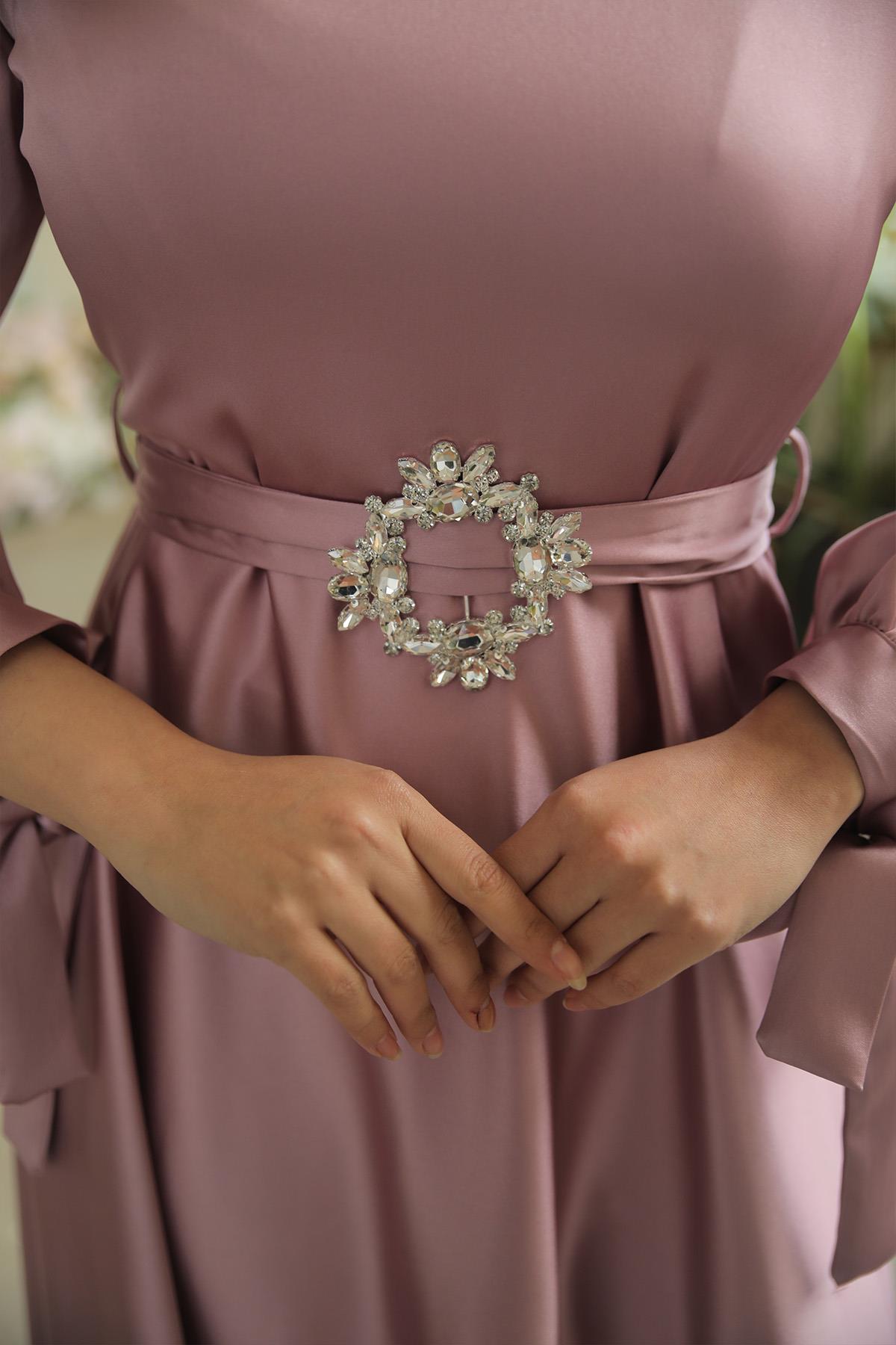 Tesettür Manşeti Bağcıklı Kemeri Taşlı Saten Abiye PudraHM4133-1