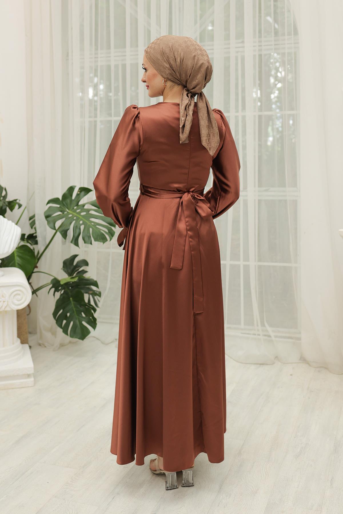 Tesettür Manşeti Bağcıklı Kemeri Taşlı Saten Abiye kahverengiHM4133-1