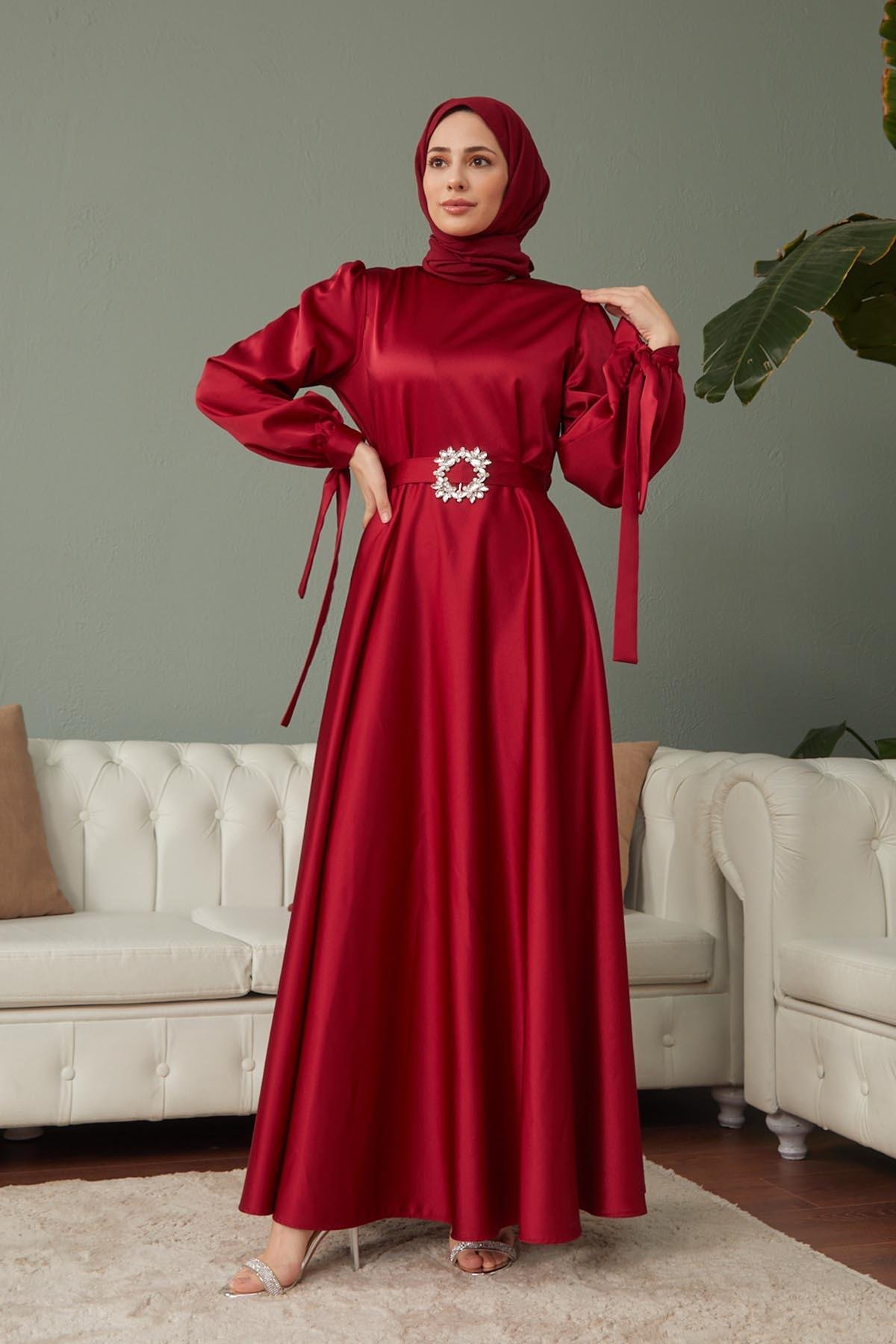 Tesettür Manşeti Bağcıklı Kemeri Taşlı Saten Abiye BordoHM4133-1