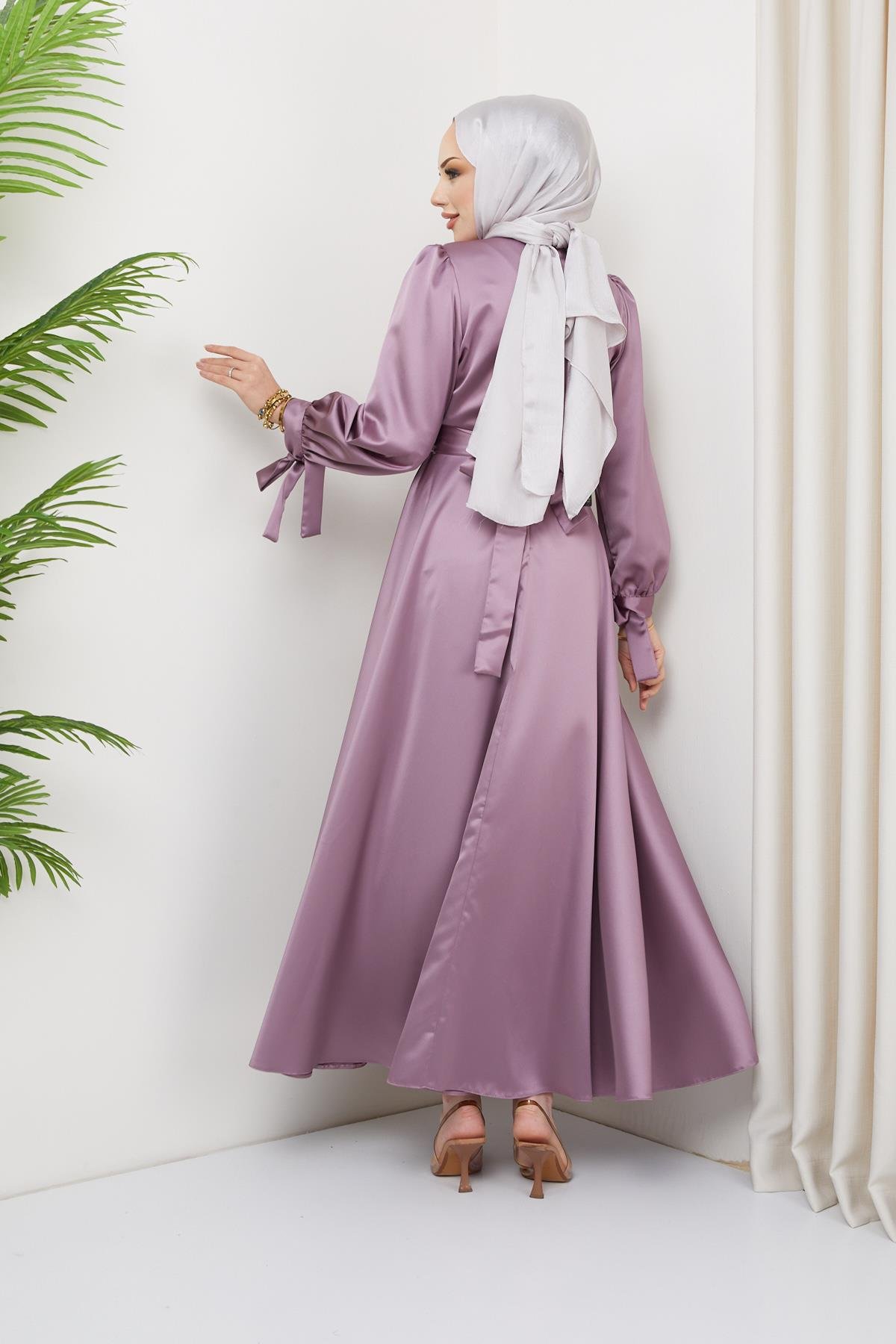 Tesettür Manşeti Bağcıklı Kemeri Taşlı Saten Abiye LilaHM4133-1