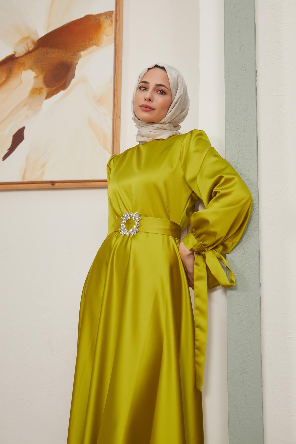 Tesettür Manşeti Bağcıklı Kemeri Taşlı Saten Abiye Yağ YeşiliHM4133-1