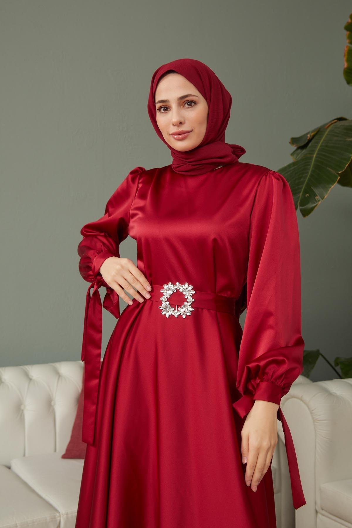 Tesettür Manşeti Bağcıklı Kemeri Taşlı Saten Abiye BordoHM4133-1