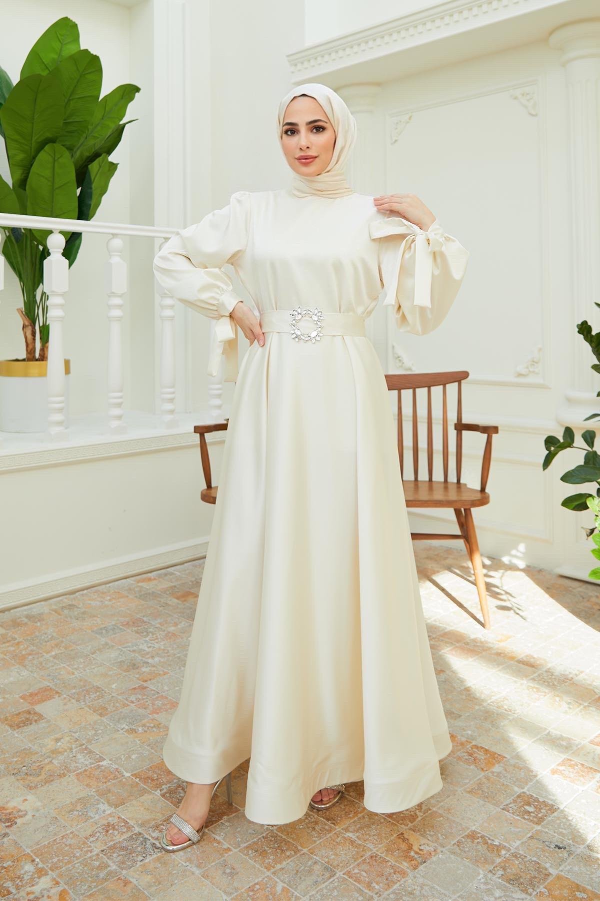 Tesettür Manşeti Bağcıklı Kemeri Taşlı Saten Abiye EkruHM4133-1