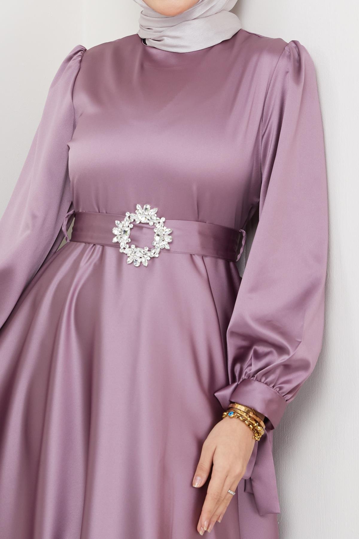 Tesettür Manşeti Bağcıklı Kemeri Taşlı Saten Abiye LilaHM4133-1