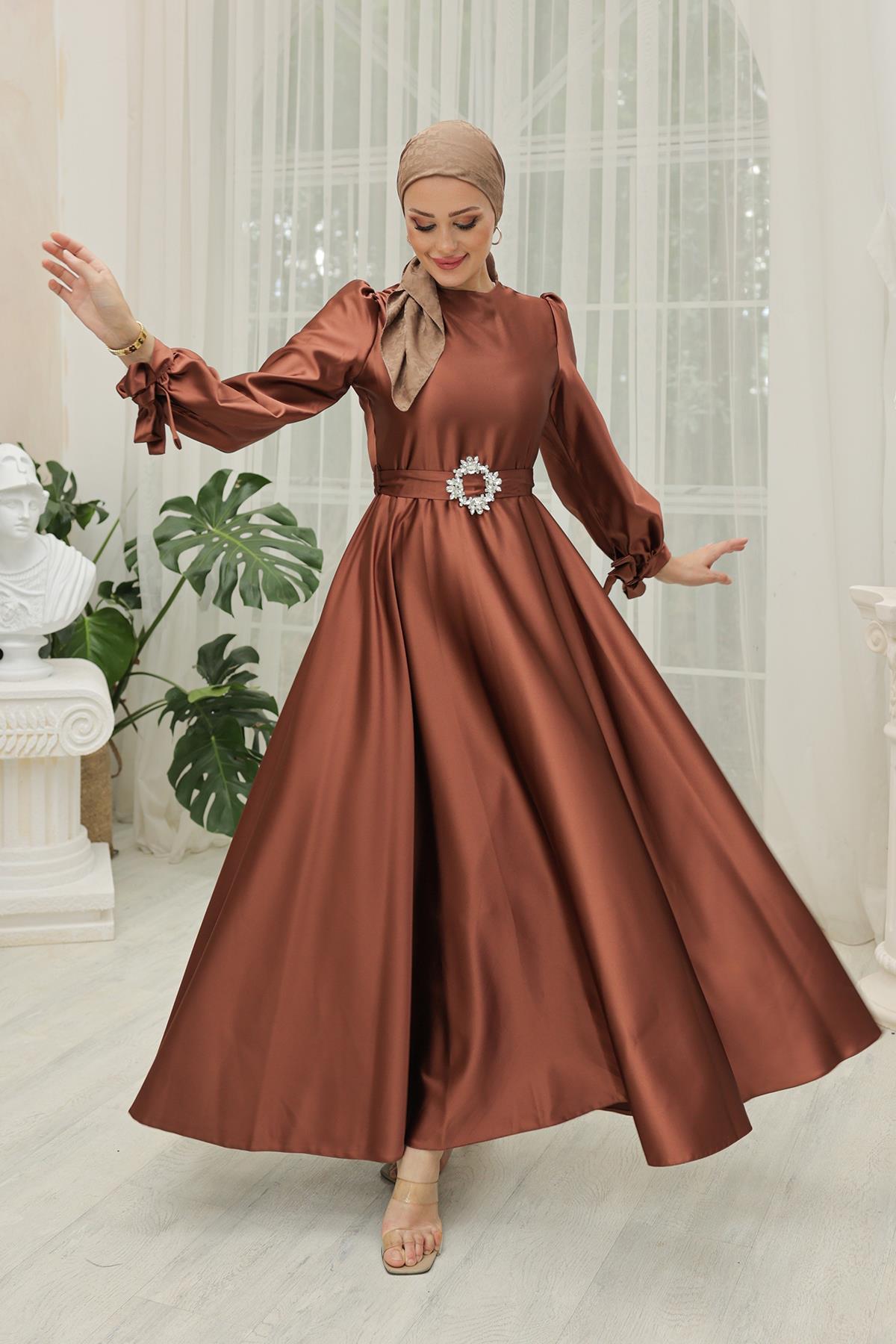 Tesettür Manşeti Bağcıklı Kemeri Taşlı Saten Abiye kahverengiHM4133-1