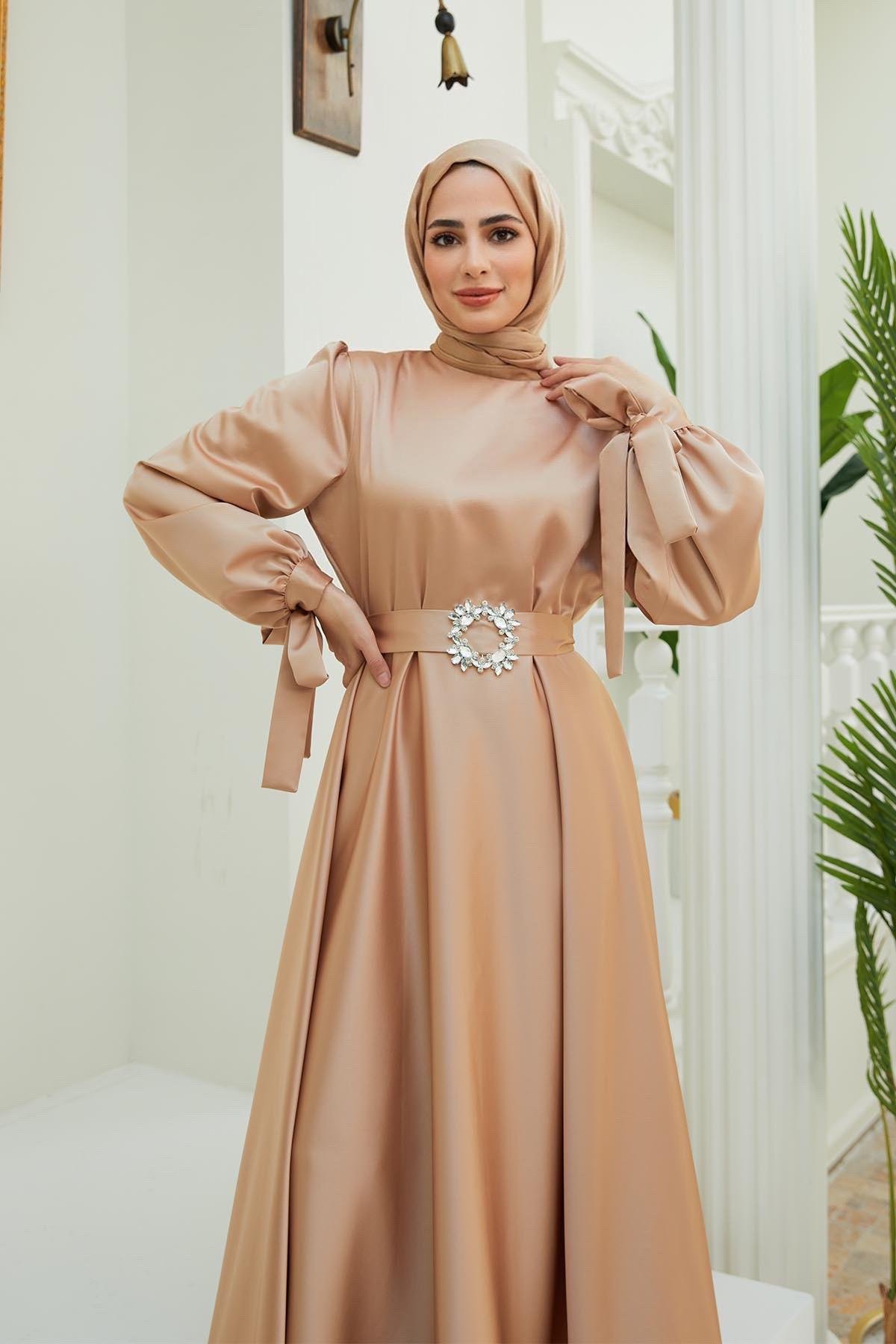 Tesettür Manşeti Bağcıklı Kemeri Taşlı Saten Abiye CamelHM4133-1