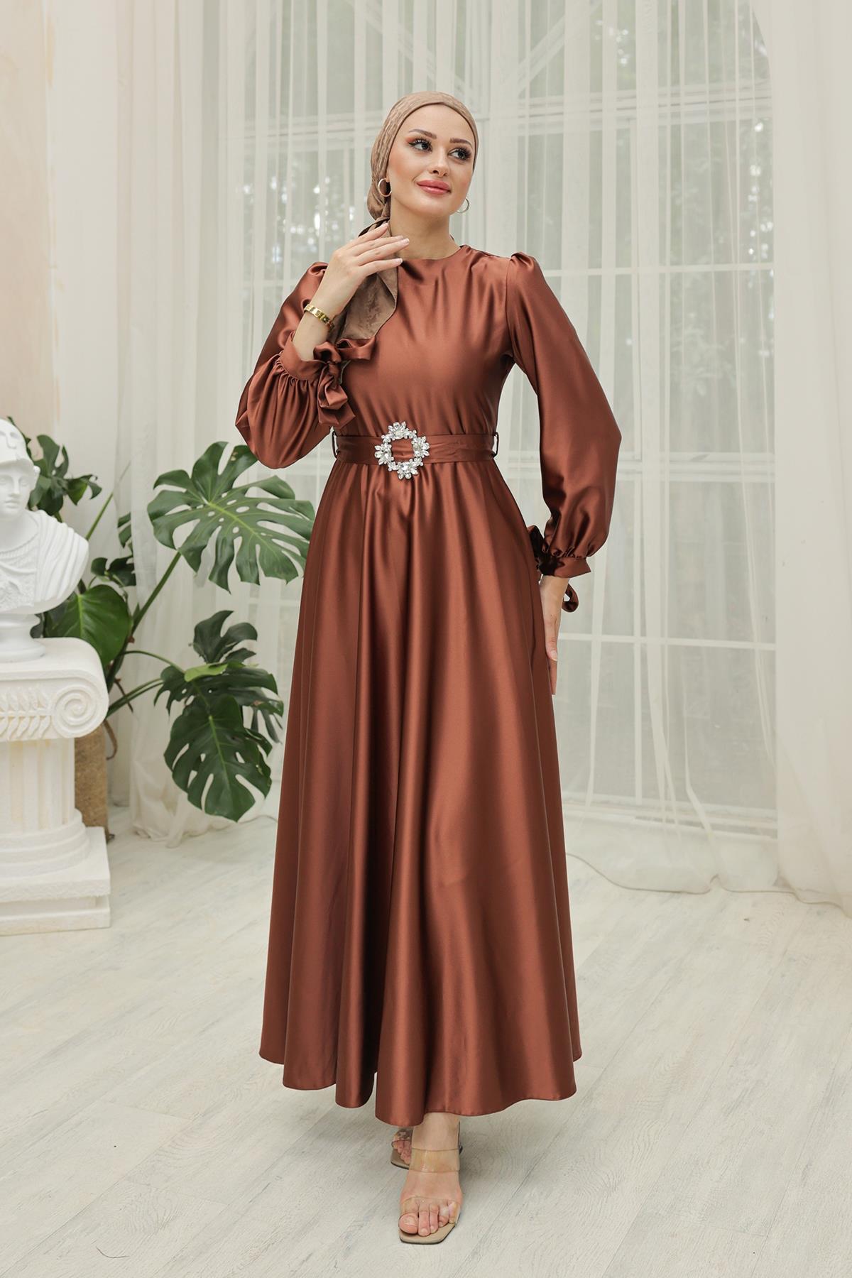 Tesettür Manşeti Bağcıklı Kemeri Taşlı Saten Abiye kahverengiHM4133-1
