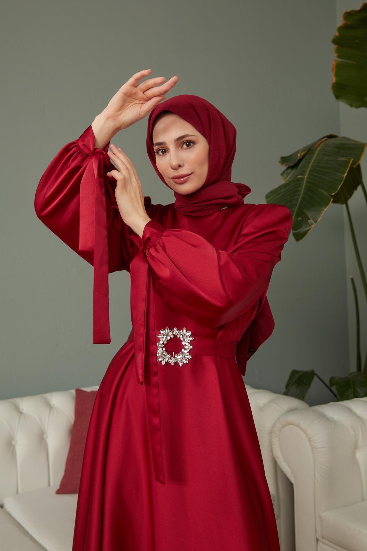 Tesettür Manşeti Bağcıklı Kemeri Taşlı Saten Abiye BordoHM4133-1