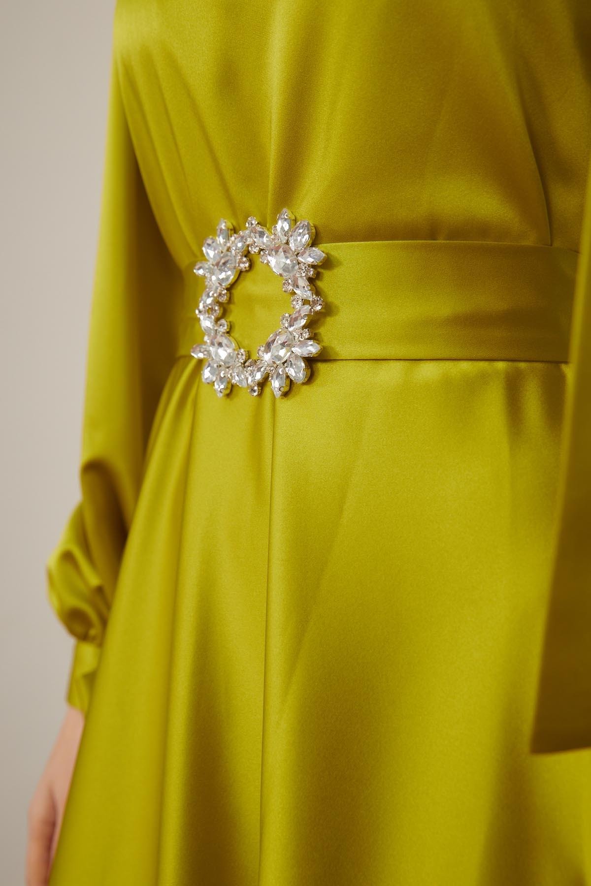 Tesettür Manşeti Bağcıklı Kemeri Taşlı Saten Abiye Yağ YeşiliHM4133-1