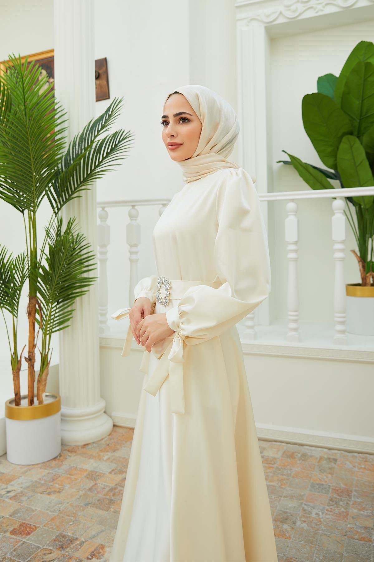 Tesettür Manşeti Bağcıklı Kemeri Taşlı Saten Abiye EkruHM4133-1
