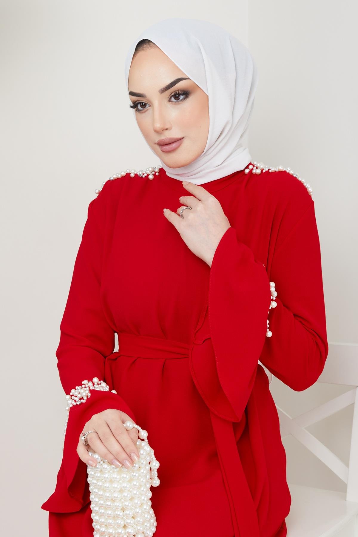 Tesettür Manşeti Volanlı, Taş Detaylı Krep Abiye KırmızıHM4164