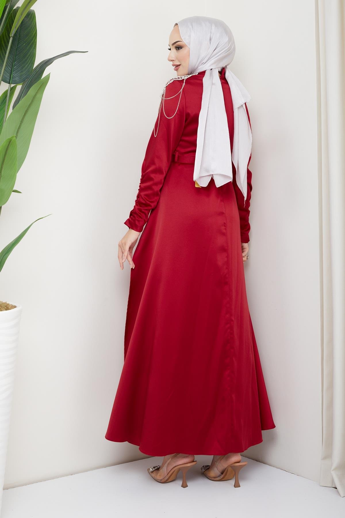 Tesettür Omuz Aksesuarlı Saten Abiye BordoHM4183