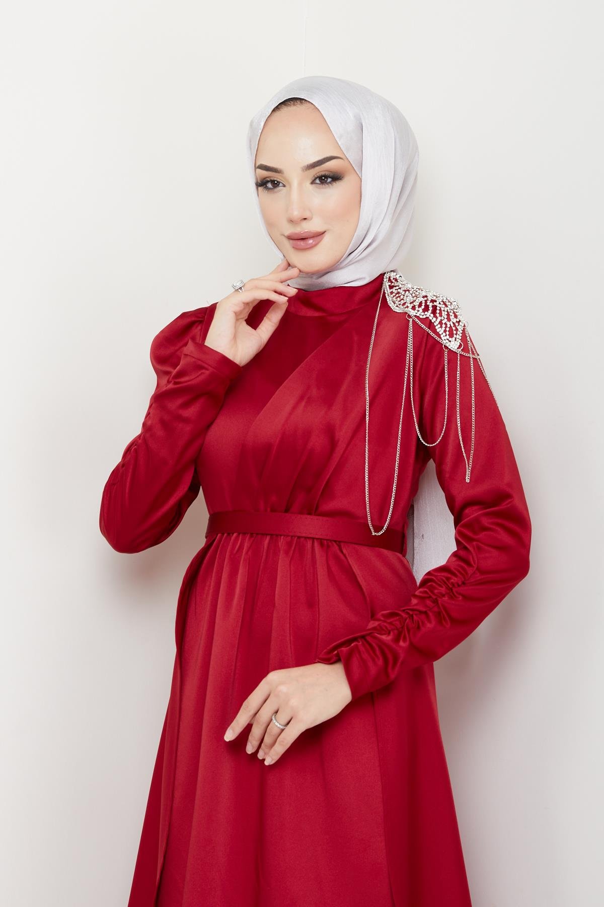 Tesettür Omuz Aksesuarlı Saten Abiye BordoHM4183