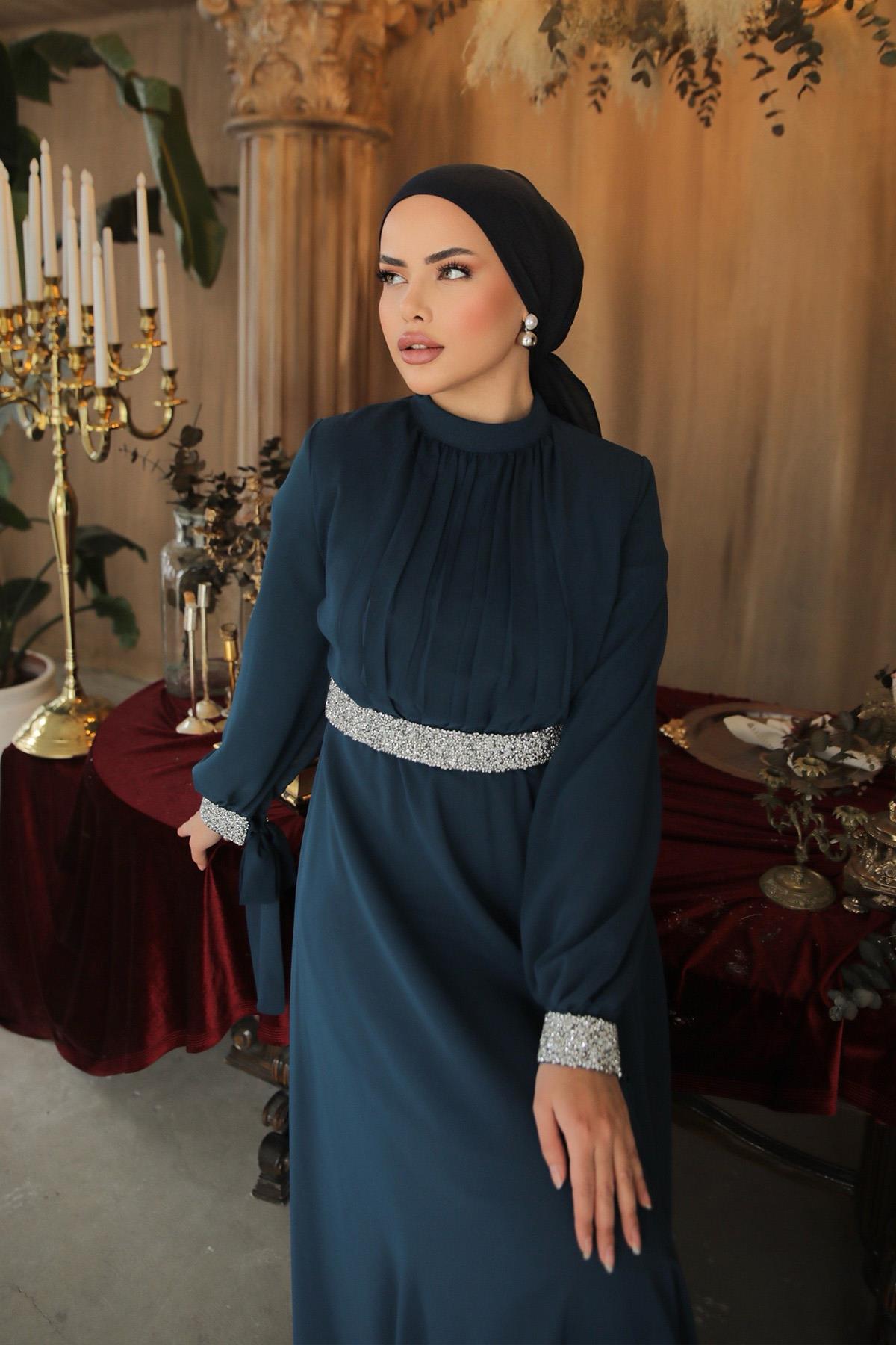 Tesettür Önü Büzgülü Taş Süslemeli Şifon Abiye PetrolHM4089