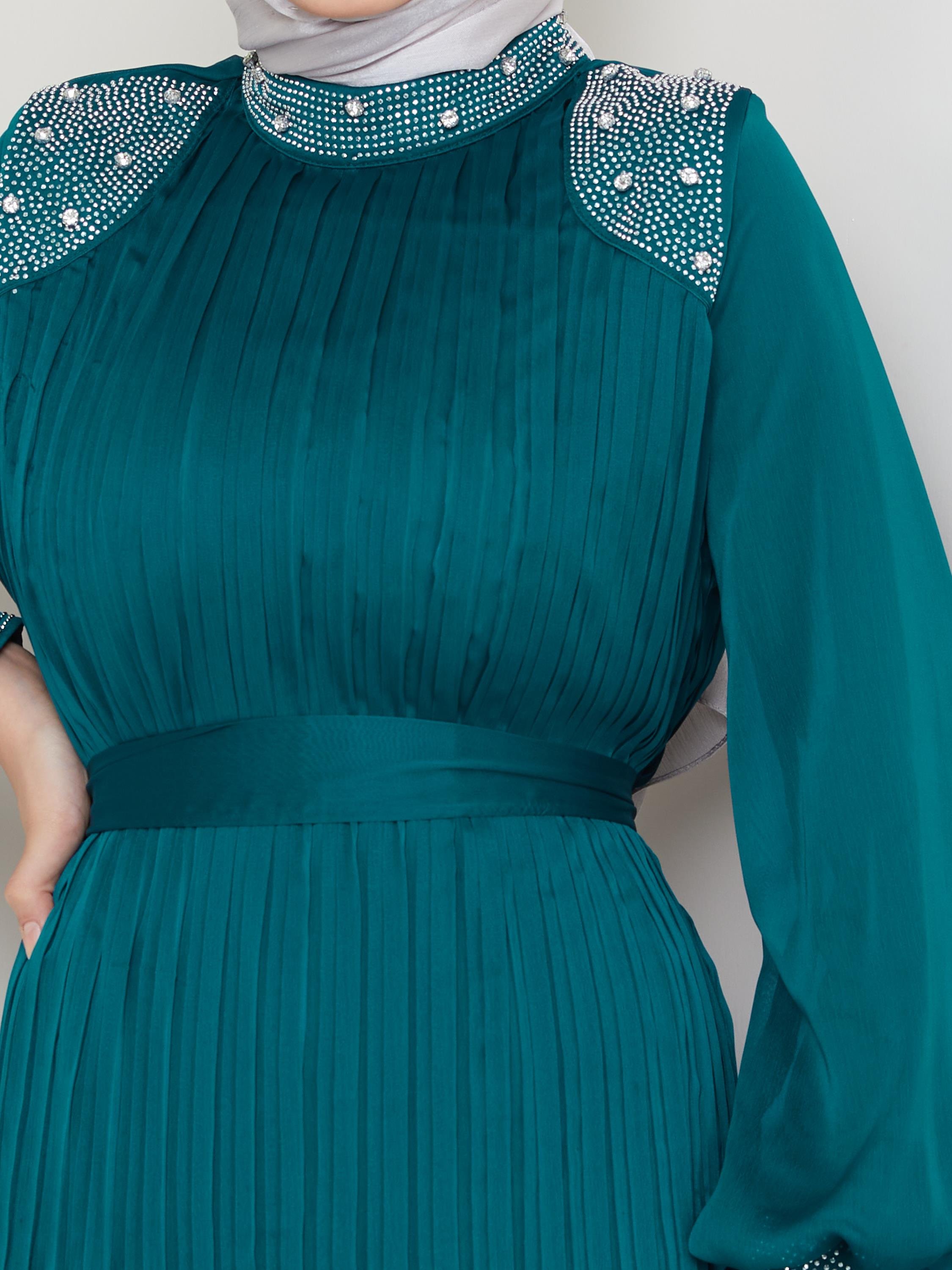 Tesettür Piliseli Taş ve İnci Süslemeli Şifon Abiye PetrolHM4180