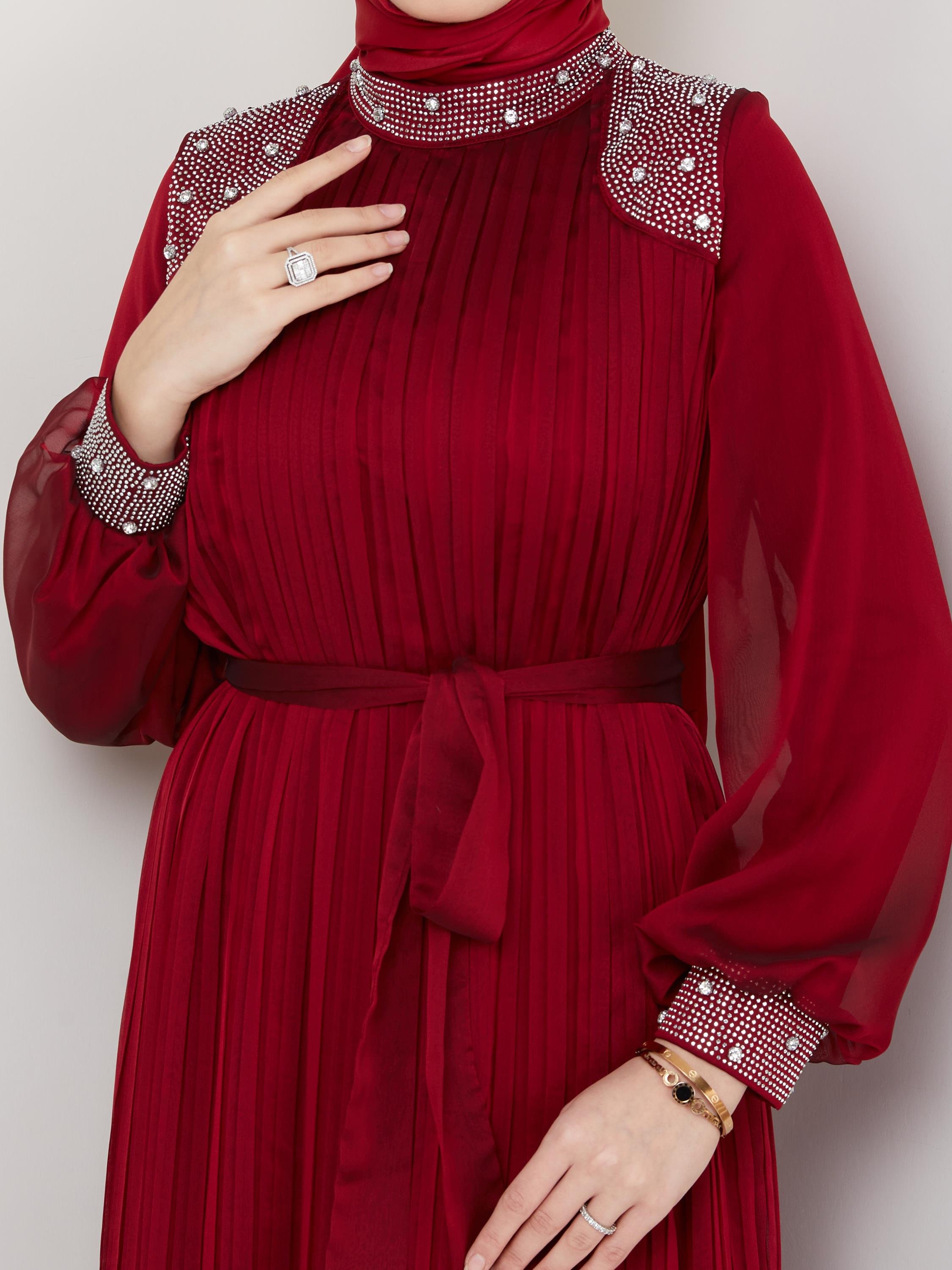 Tesettür Piliseli Taş ve İnci Süslemeli Şifon Abiye BordoHM4180